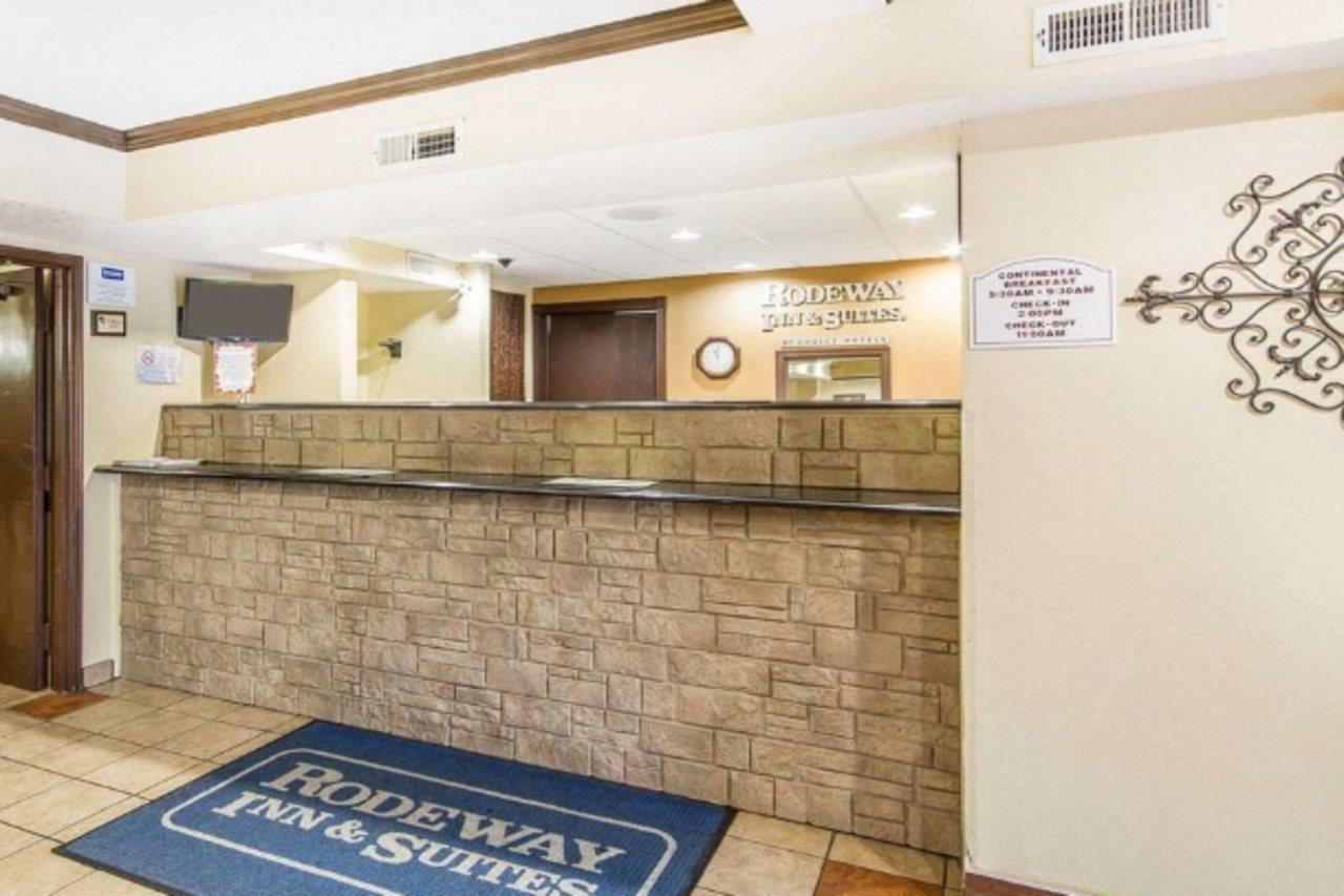 Rodeway Inn & Suites Madison East Екстериор снимка