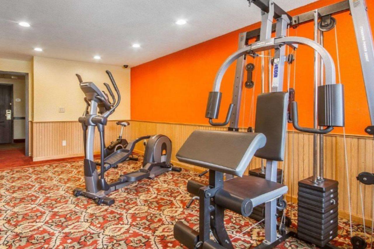 Rodeway Inn & Suites Madison East Екстериор снимка