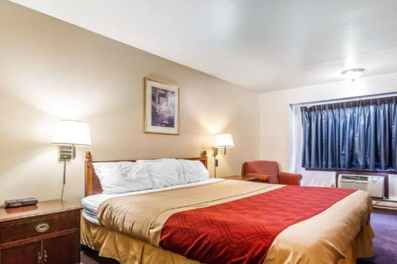 Rodeway Inn & Suites Madison East Екстериор снимка
