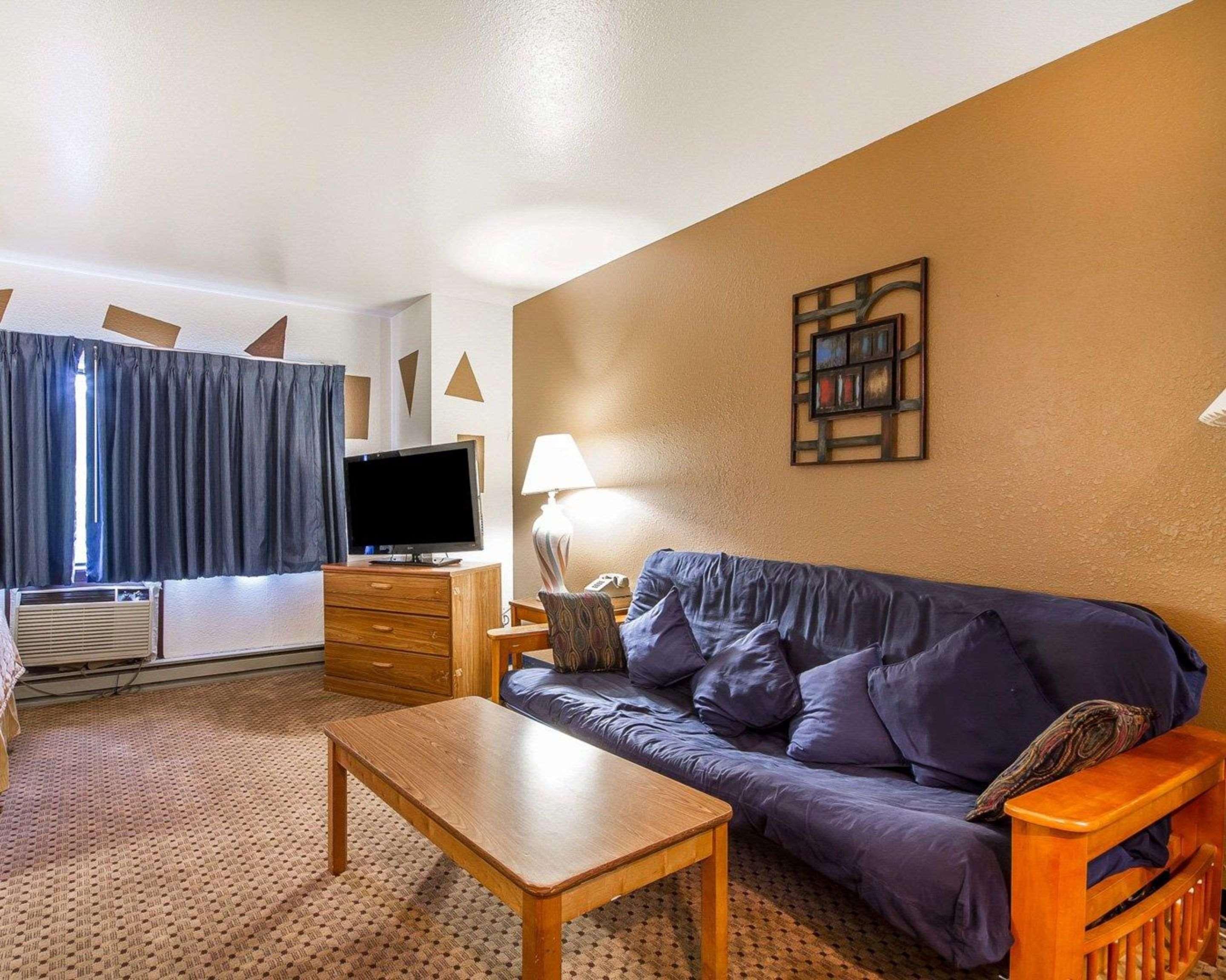 Rodeway Inn & Suites Madison East Екстериор снимка