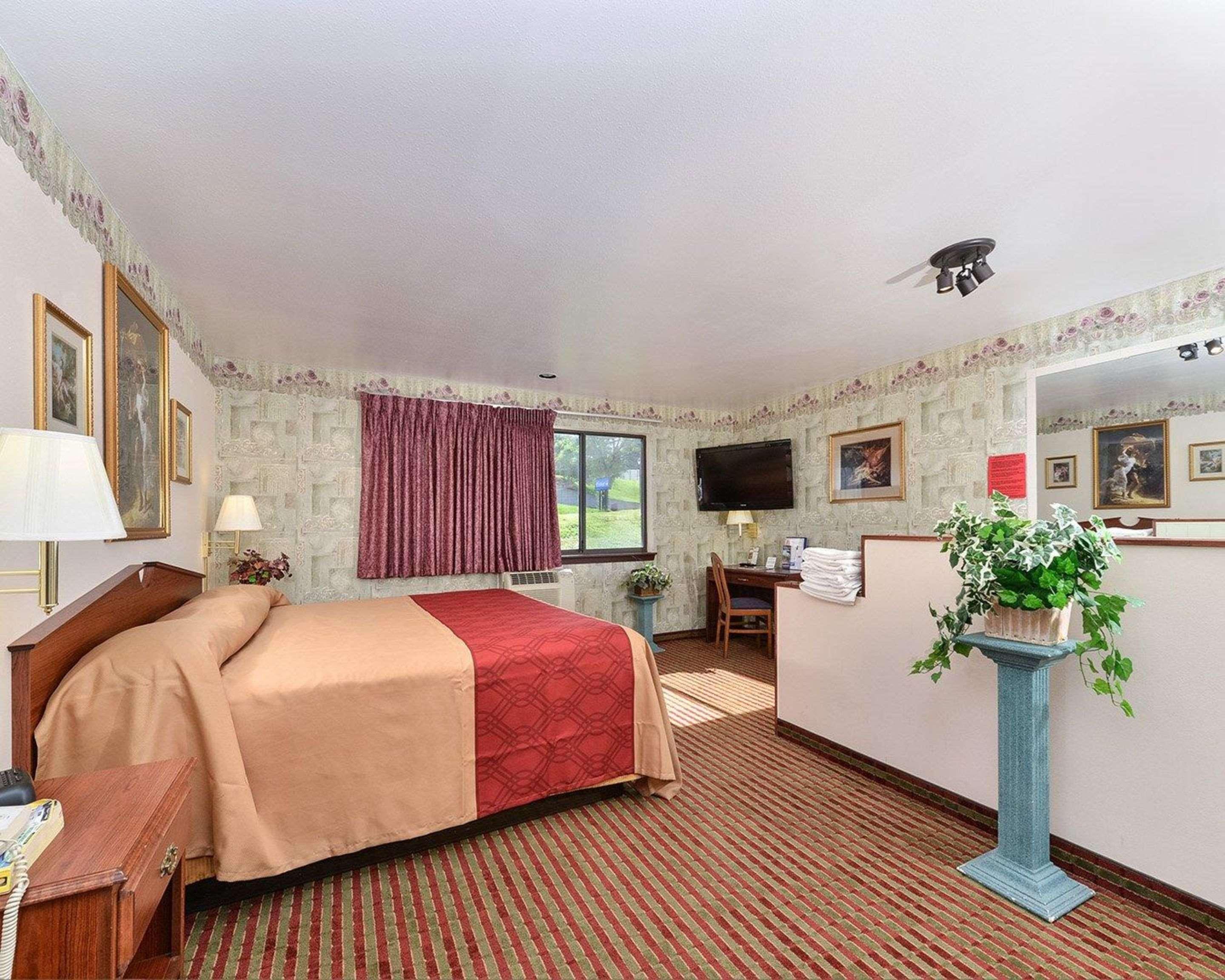 Rodeway Inn & Suites Madison East Екстериор снимка