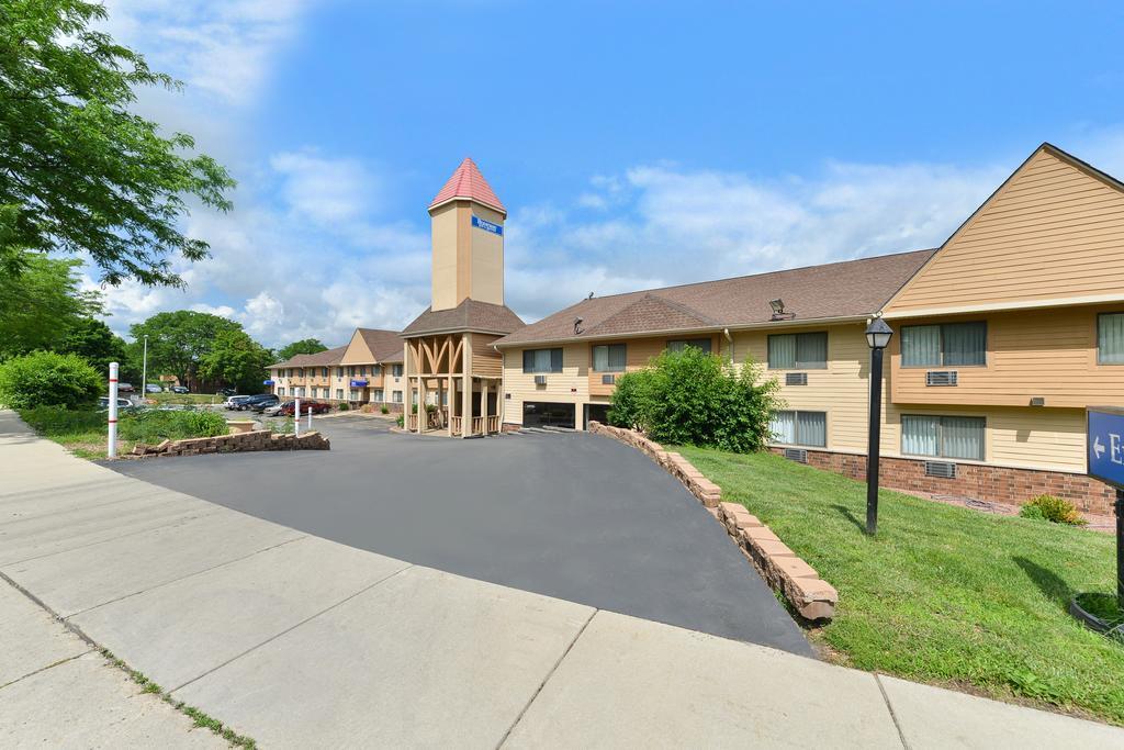 Rodeway Inn & Suites Madison East Екстериор снимка