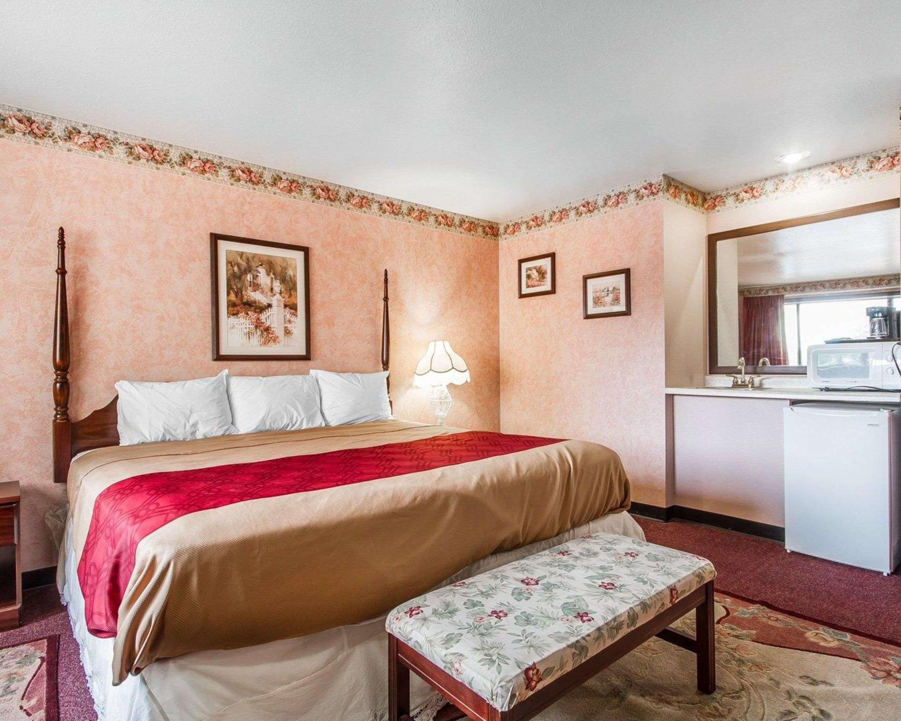 Rodeway Inn & Suites Madison East Екстериор снимка