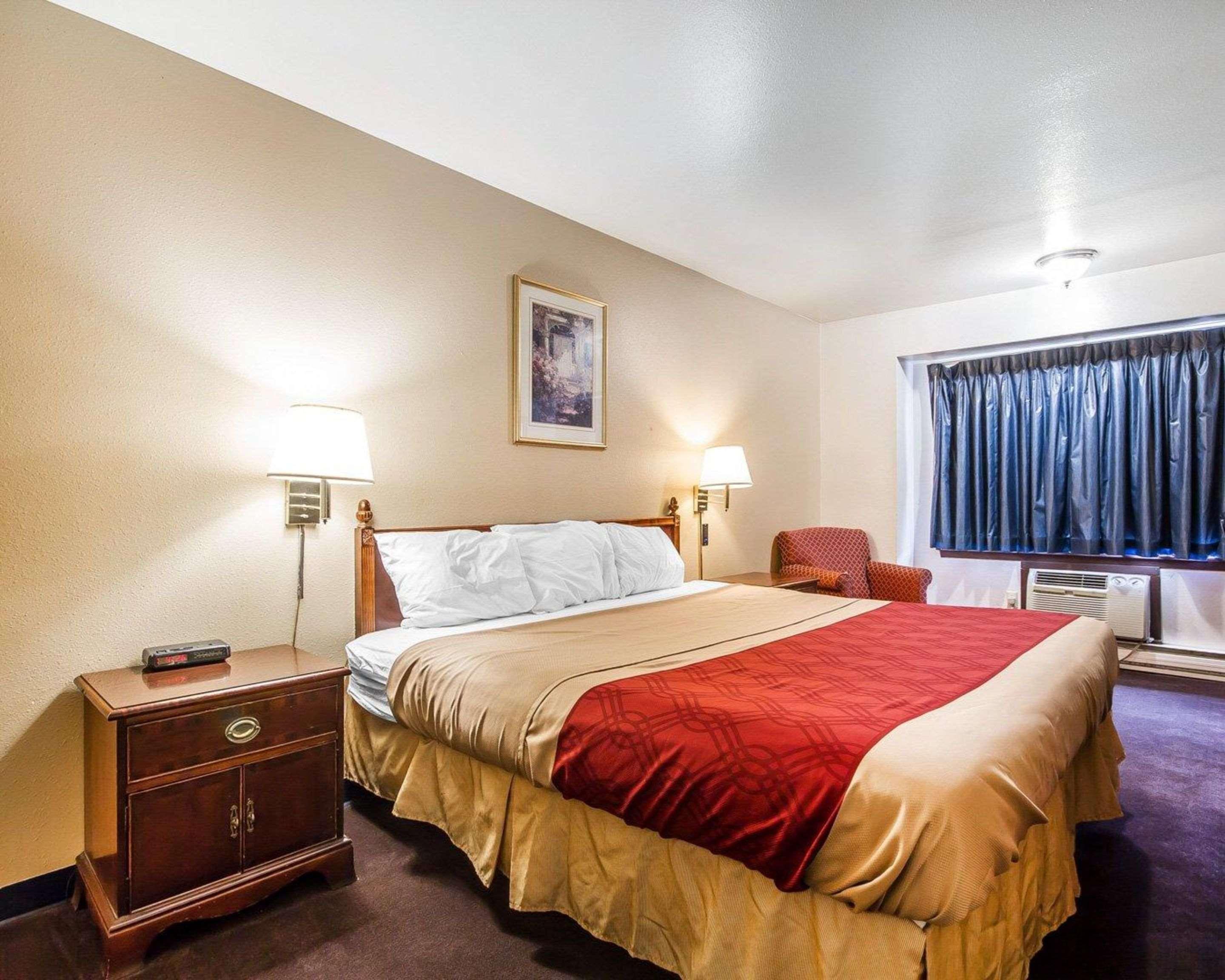 Rodeway Inn & Suites Madison East Екстериор снимка