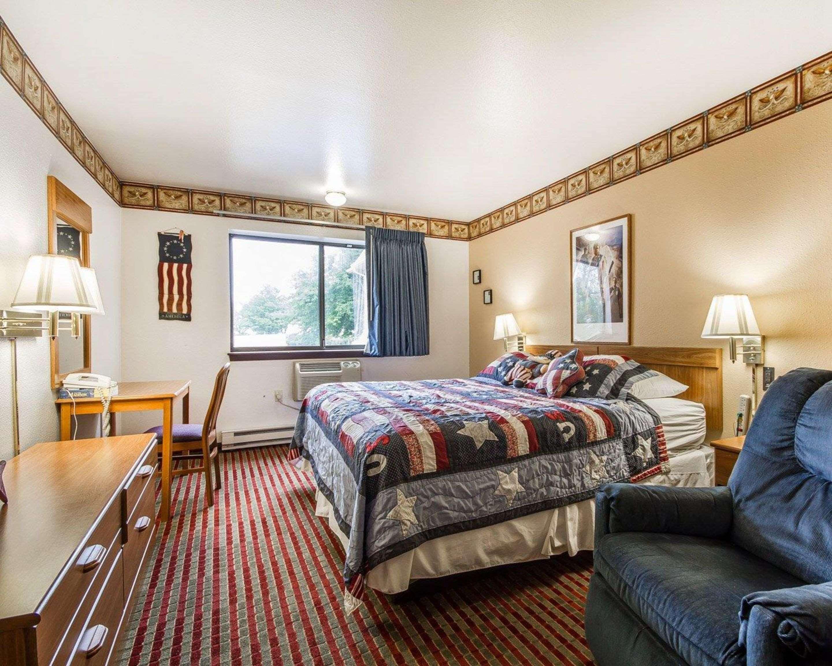 Rodeway Inn & Suites Madison East Екстериор снимка