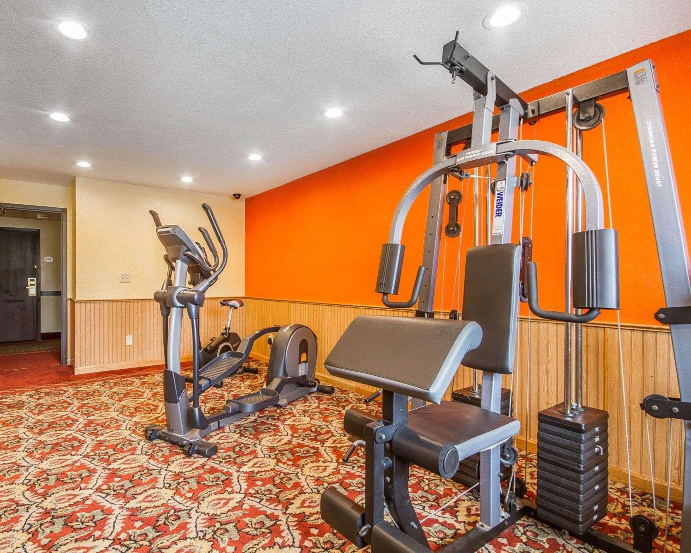 Rodeway Inn & Suites Madison East Екстериор снимка