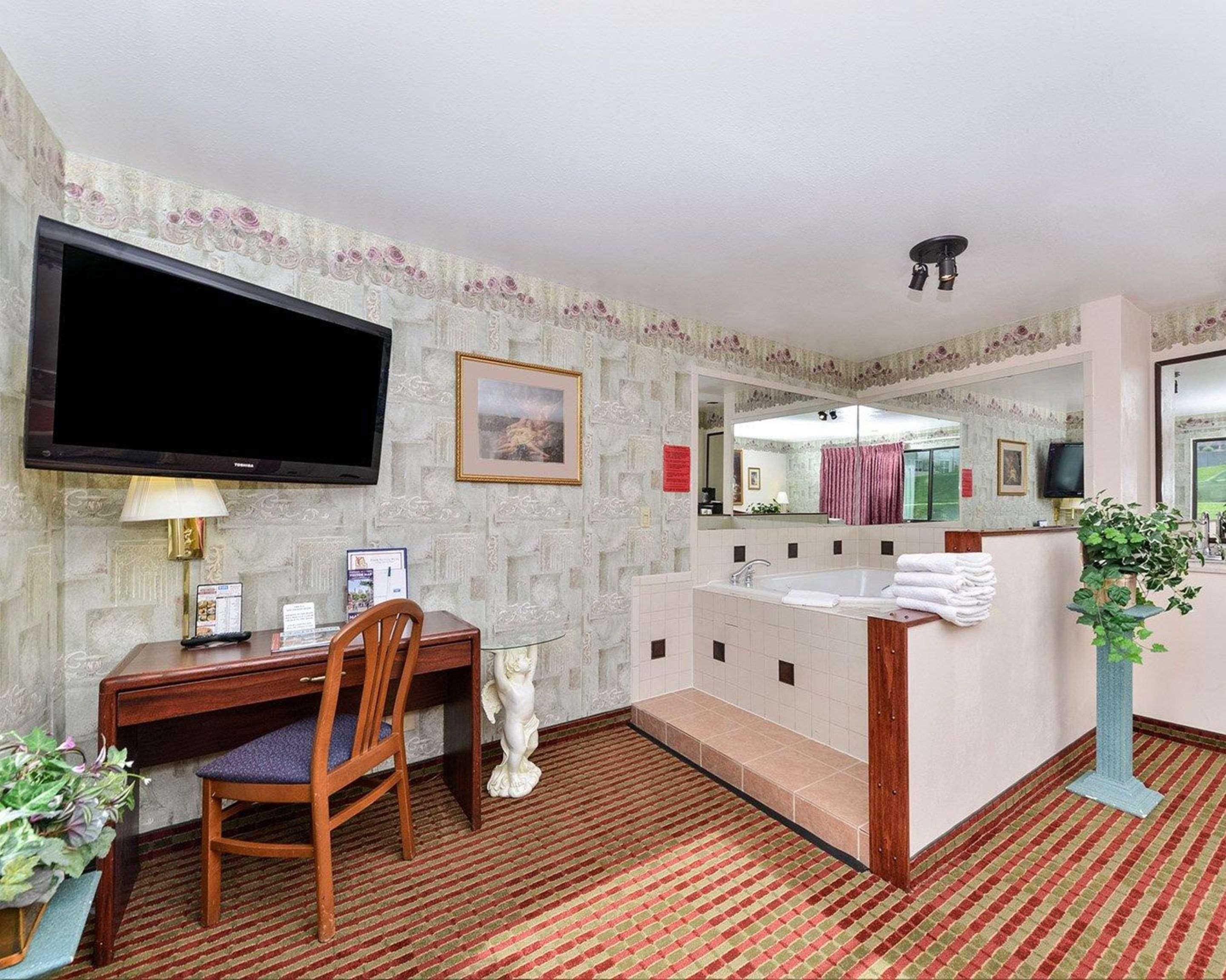 Rodeway Inn & Suites Madison East Екстериор снимка
