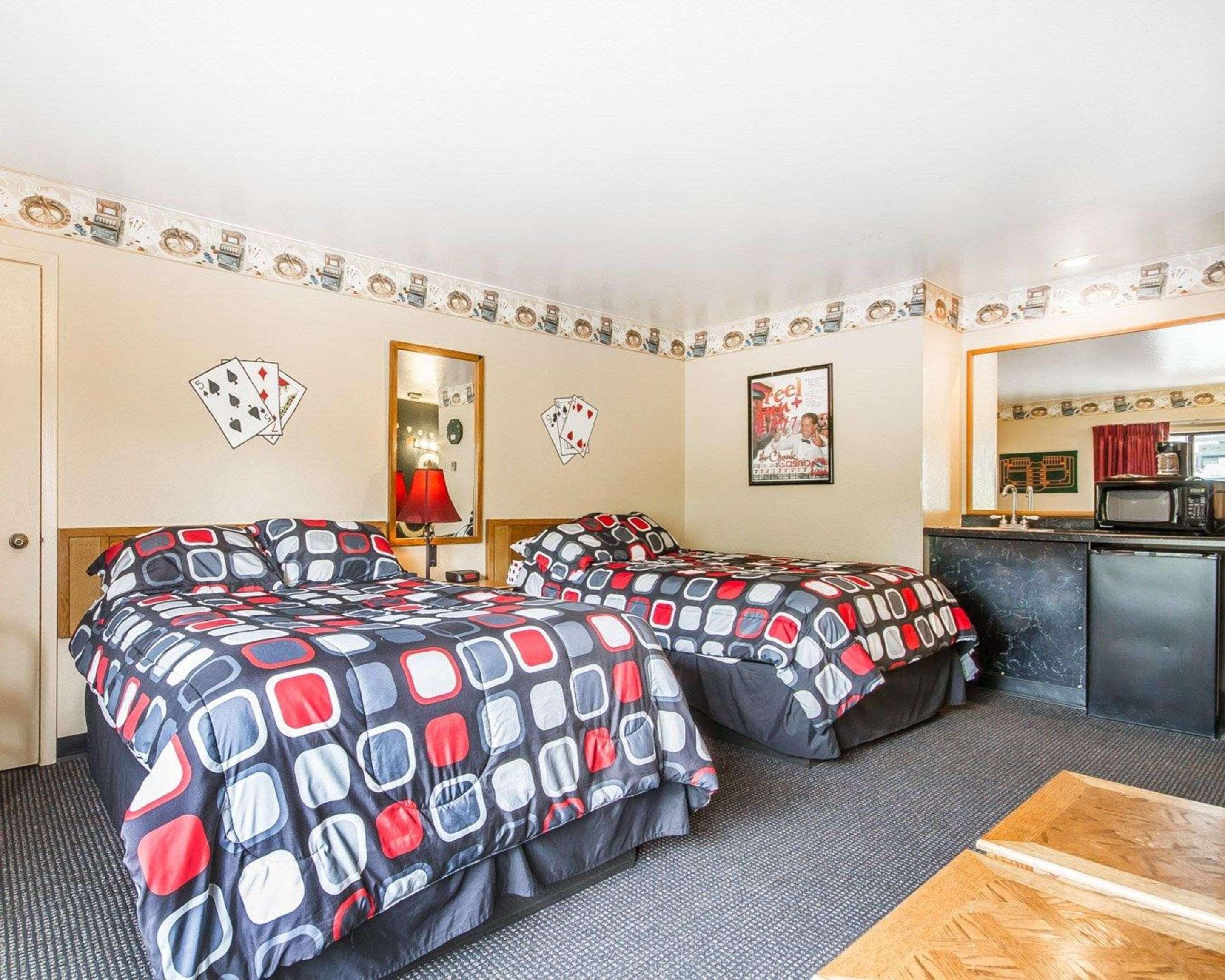 Rodeway Inn & Suites Madison East Екстериор снимка