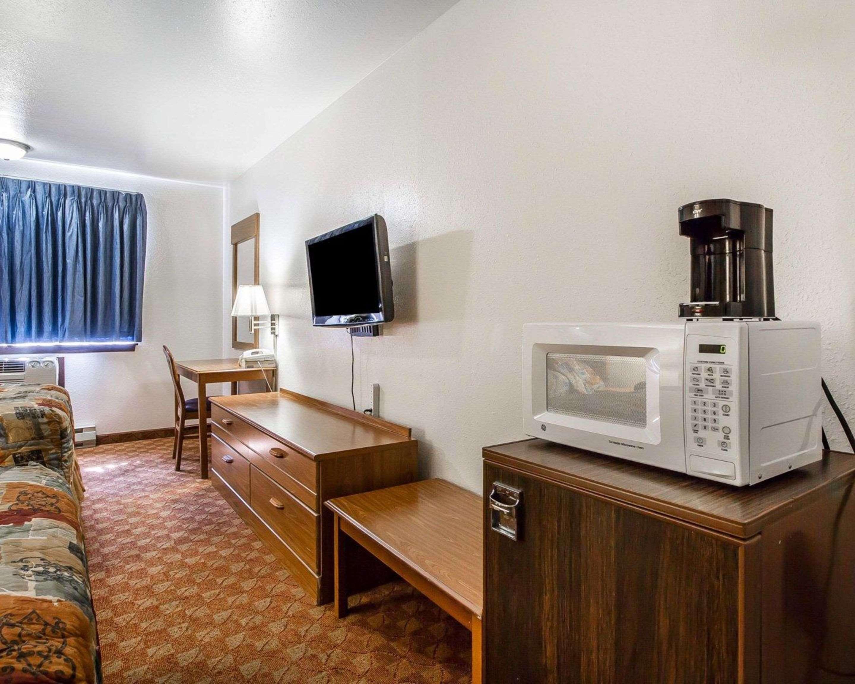 Rodeway Inn & Suites Madison East Екстериор снимка