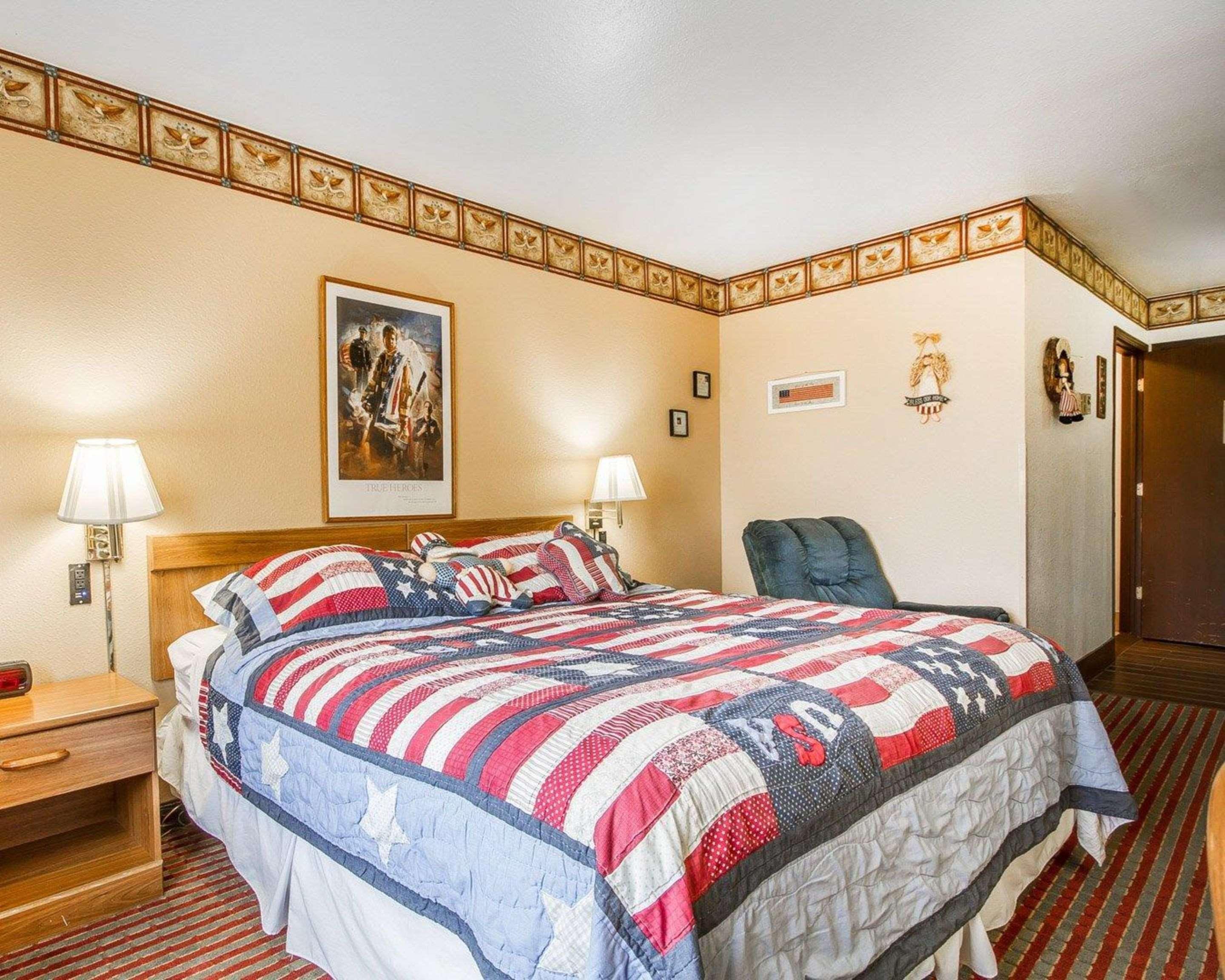 Rodeway Inn & Suites Madison East Екстериор снимка
