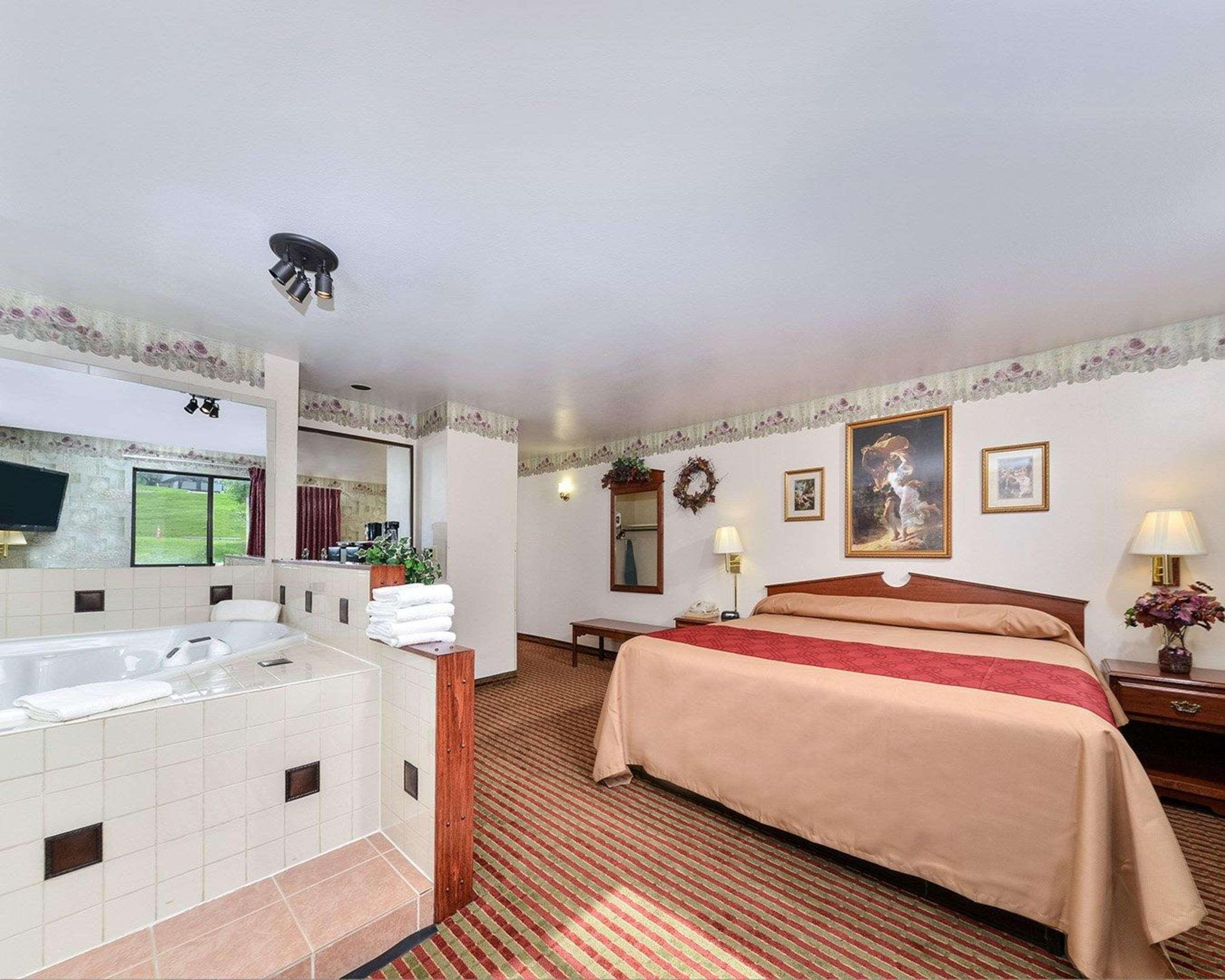 Rodeway Inn & Suites Madison East Екстериор снимка