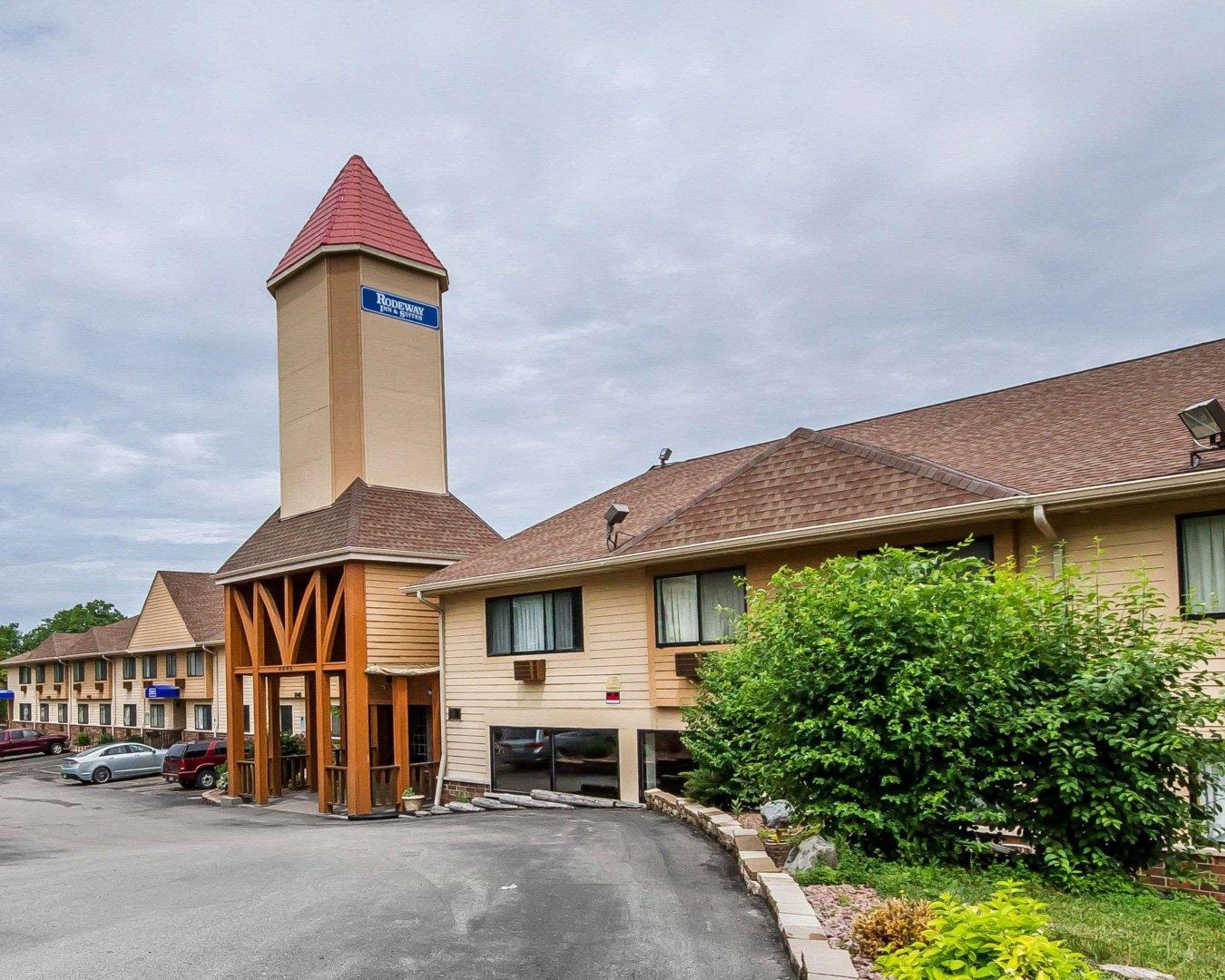 Rodeway Inn & Suites Madison East Екстериор снимка