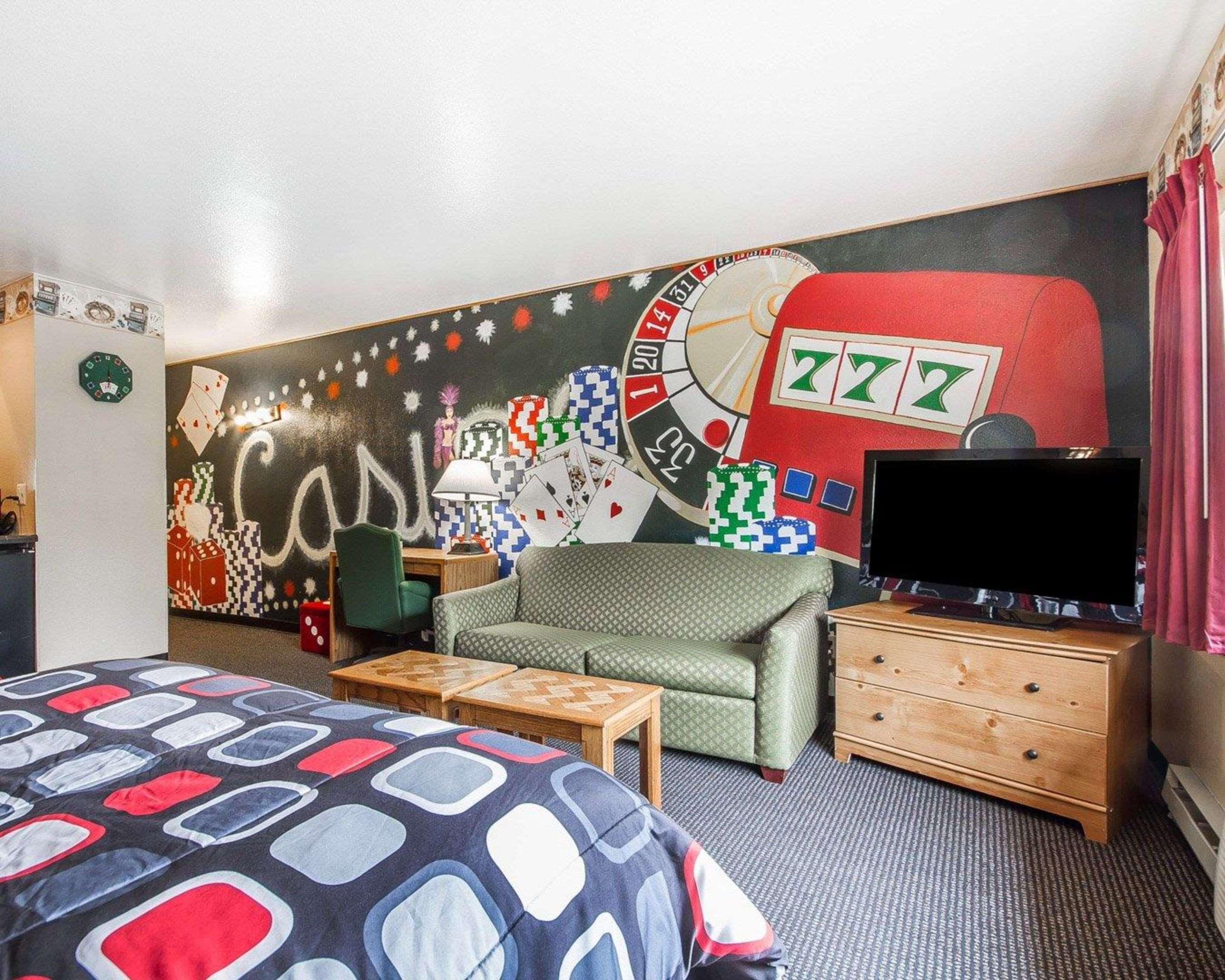 Rodeway Inn & Suites Madison East Екстериор снимка