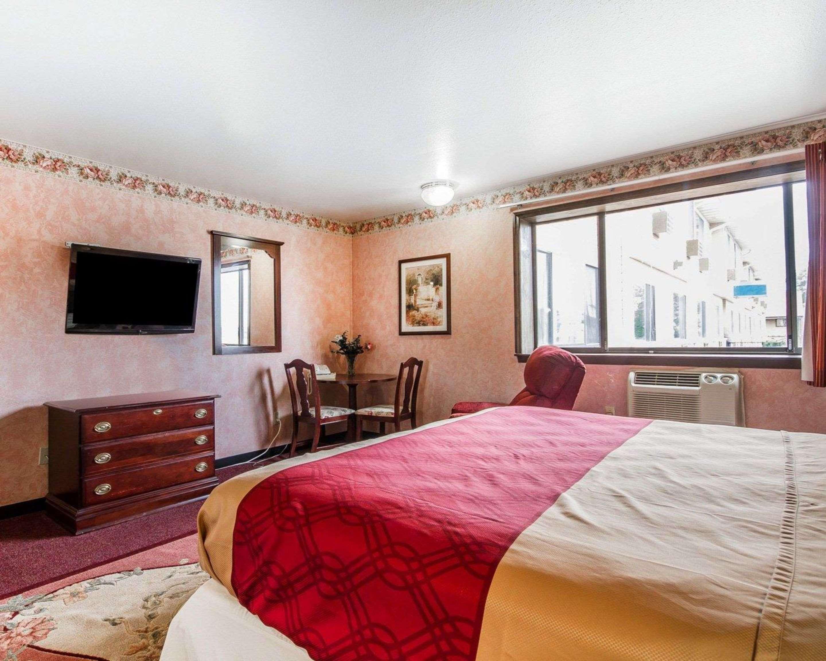 Rodeway Inn & Suites Madison East Екстериор снимка