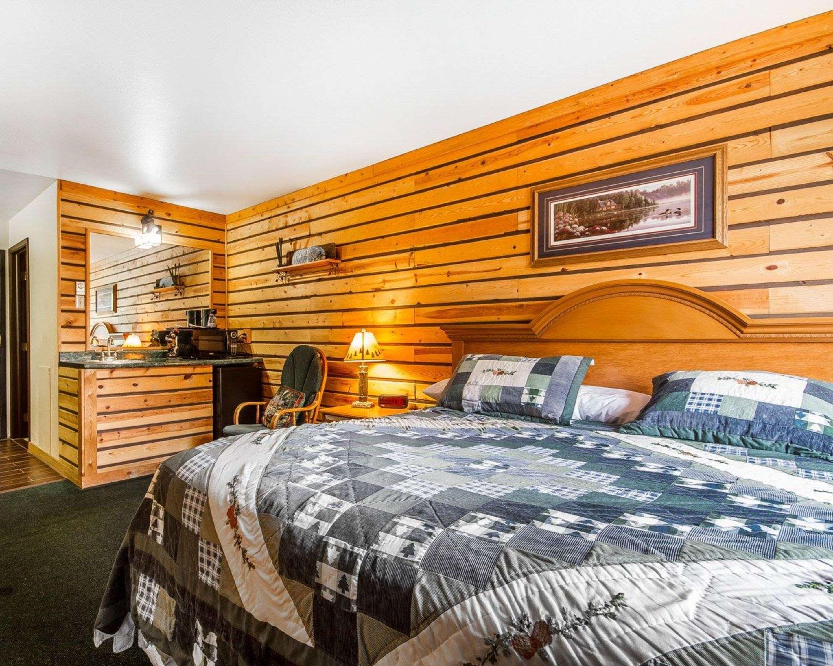 Rodeway Inn & Suites Madison East Екстериор снимка