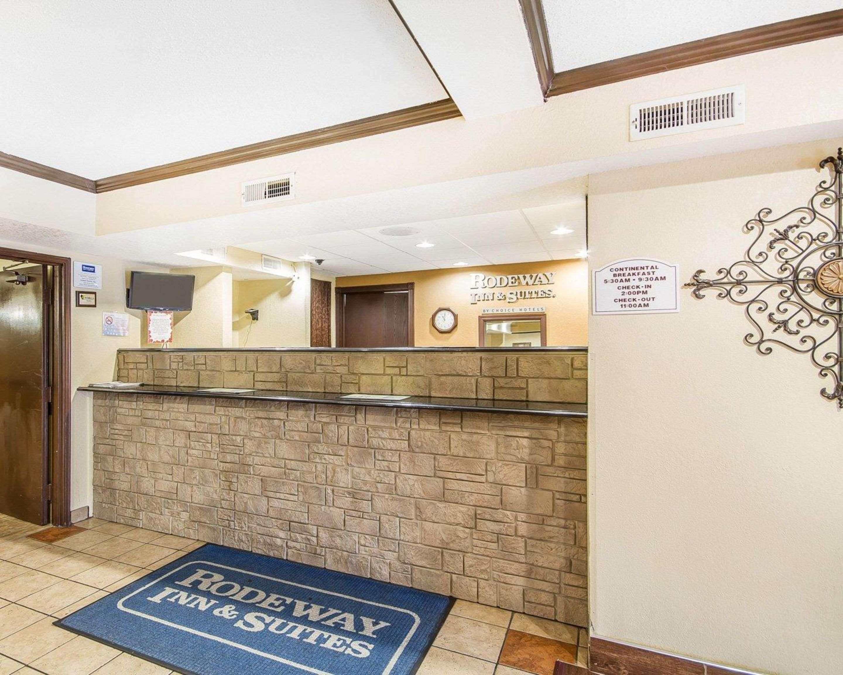 Rodeway Inn & Suites Madison East Екстериор снимка