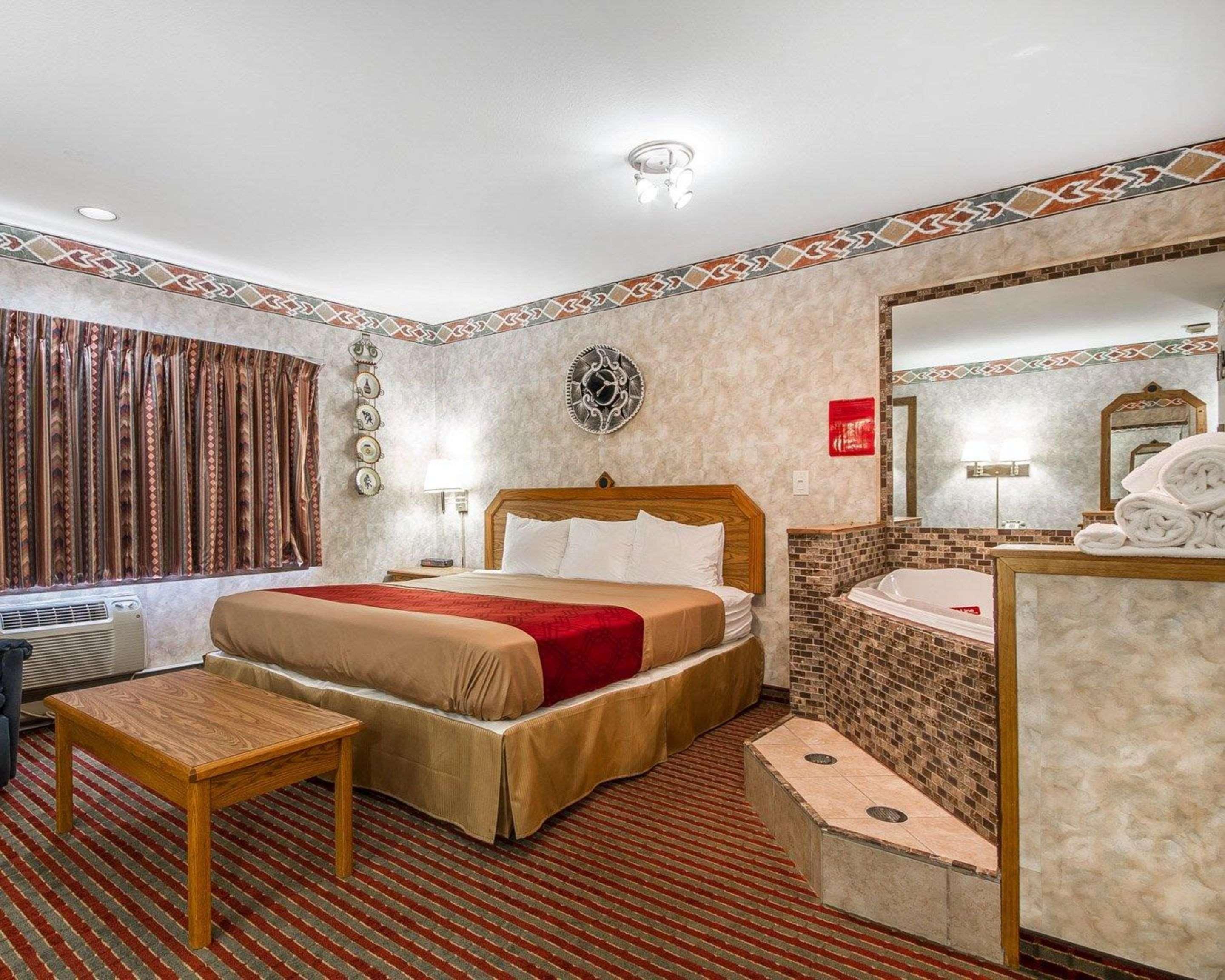 Rodeway Inn & Suites Madison East Екстериор снимка
