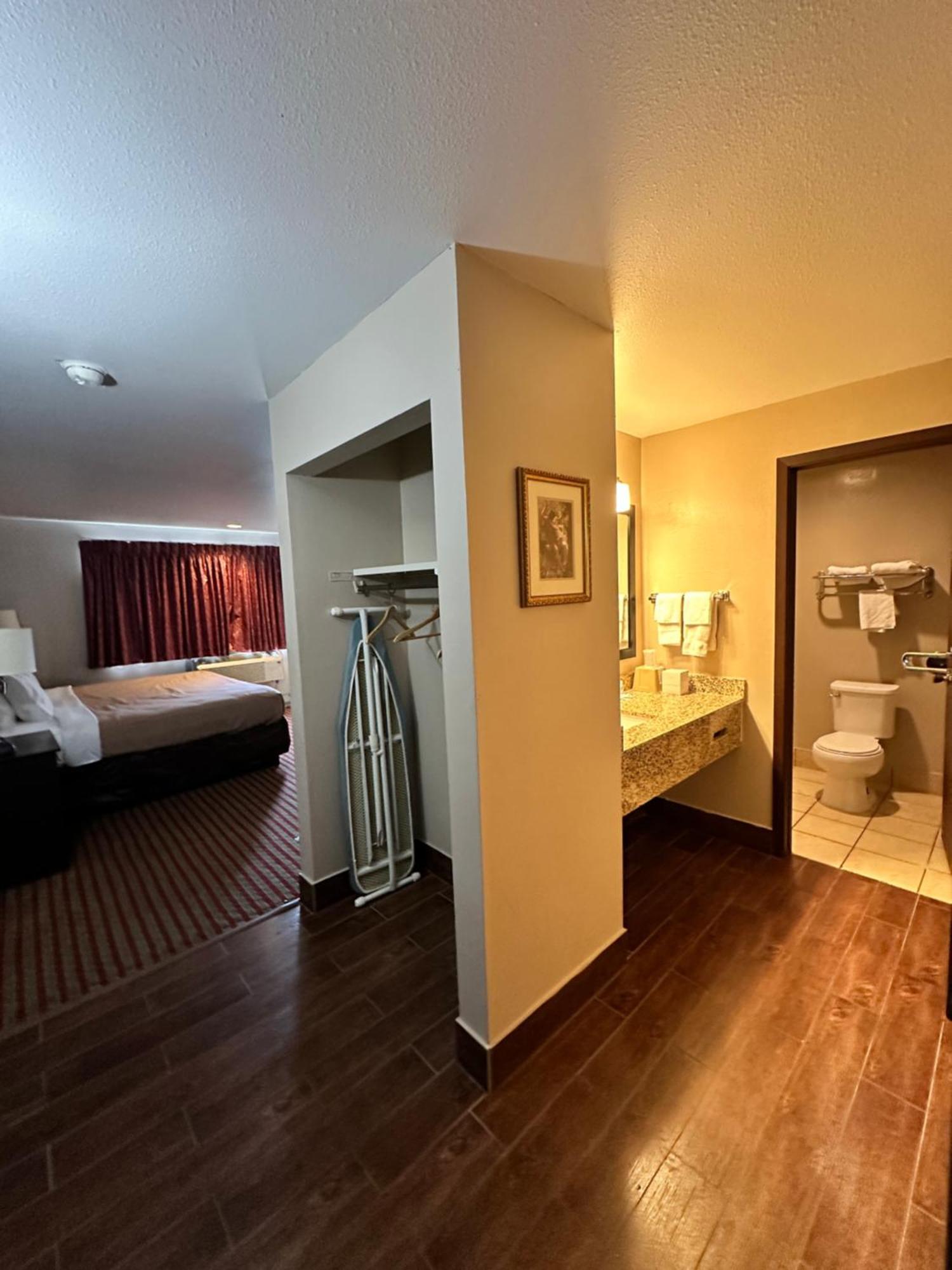 Rodeway Inn & Suites Madison East Екстериор снимка