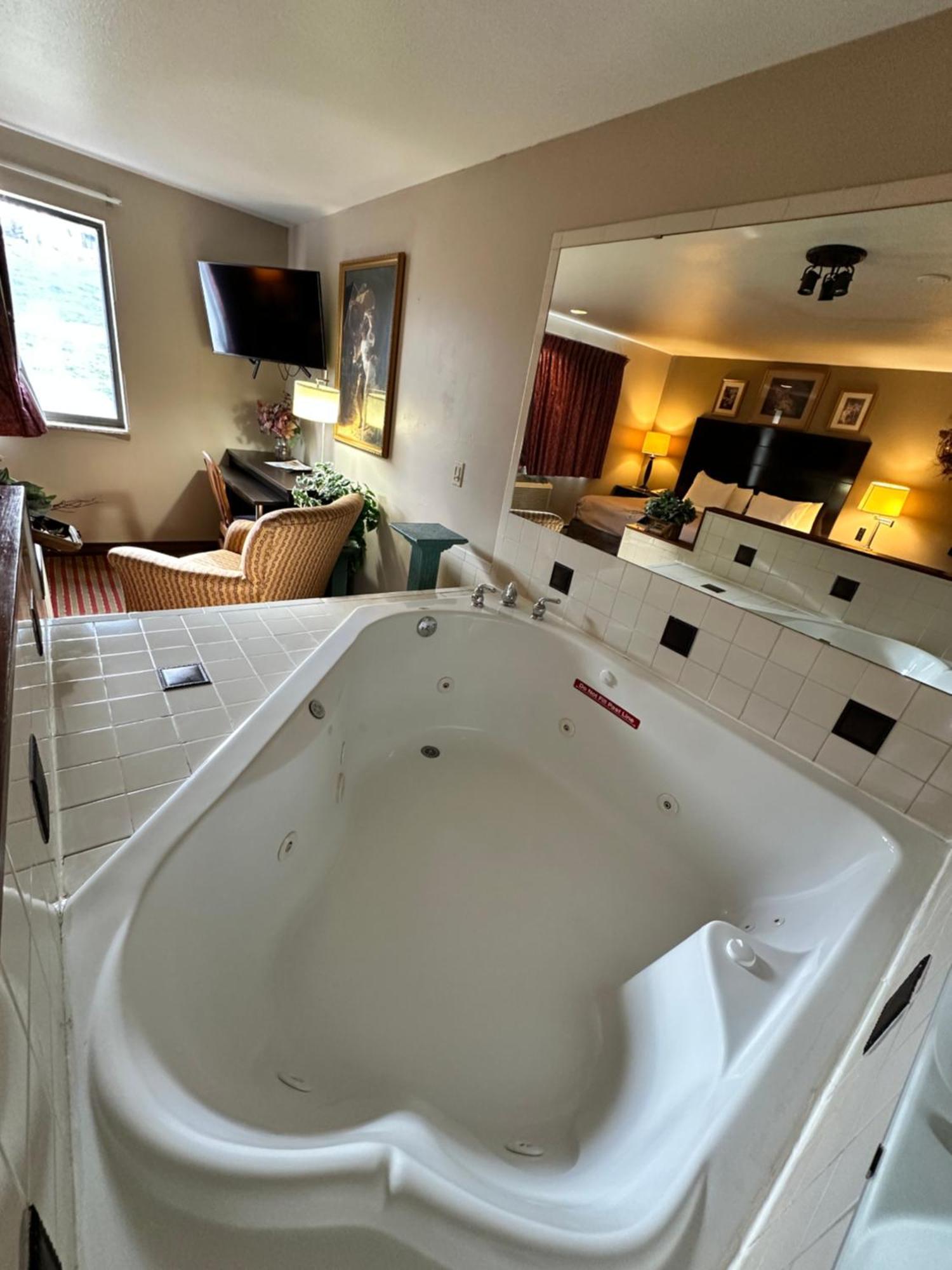 Rodeway Inn & Suites Madison East Екстериор снимка