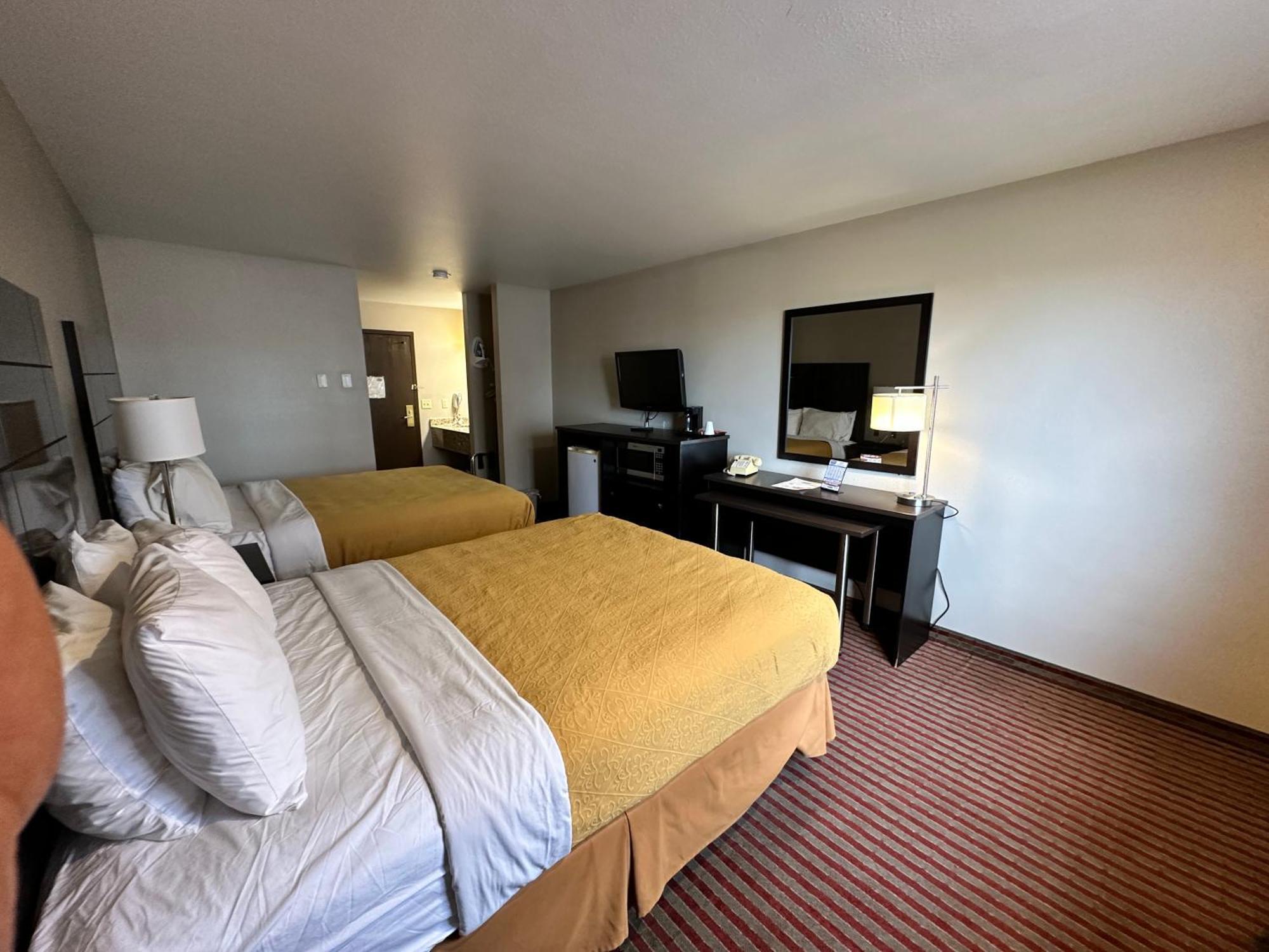 Rodeway Inn & Suites Madison East Екстериор снимка