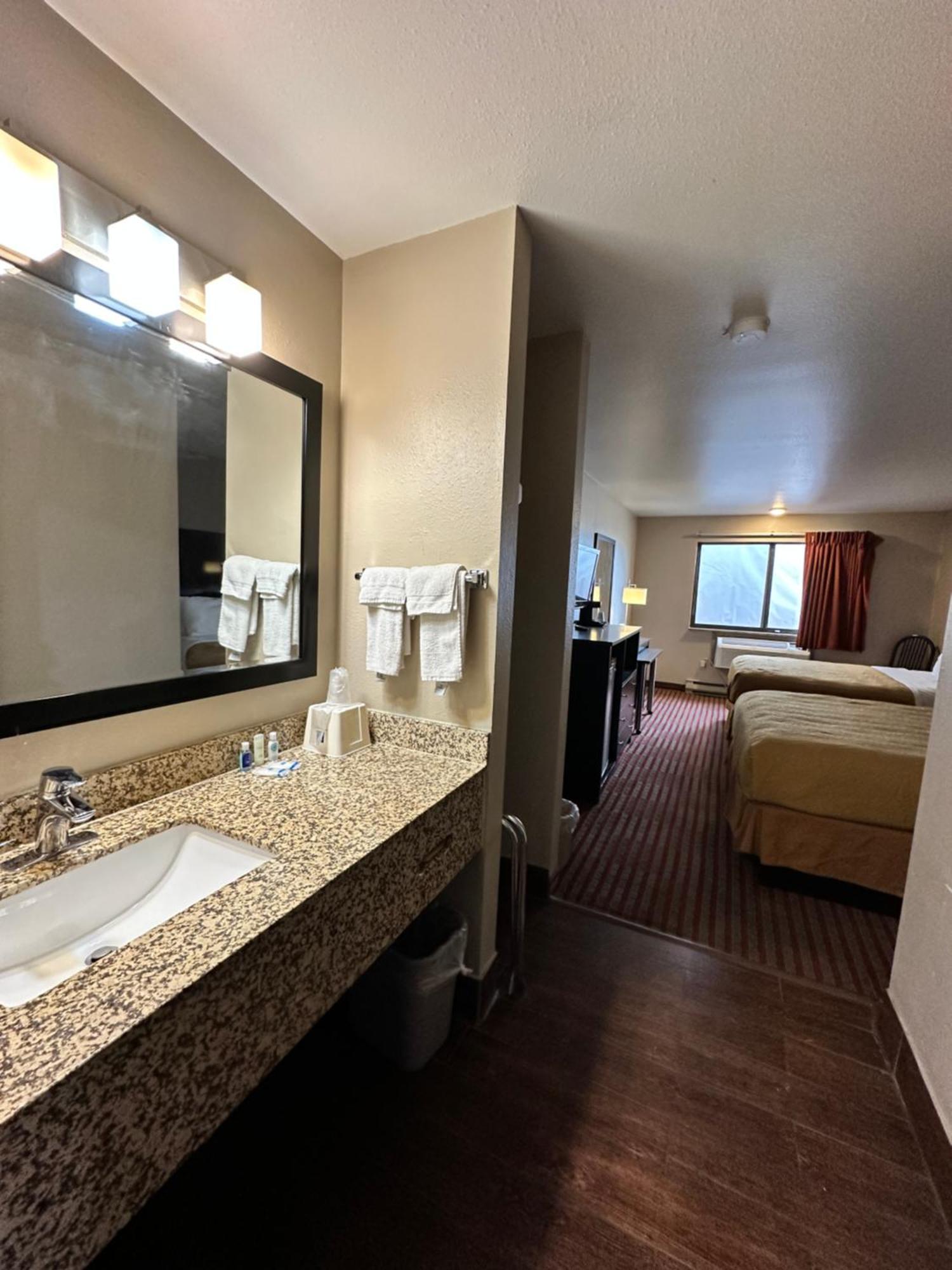 Rodeway Inn & Suites Madison East Екстериор снимка