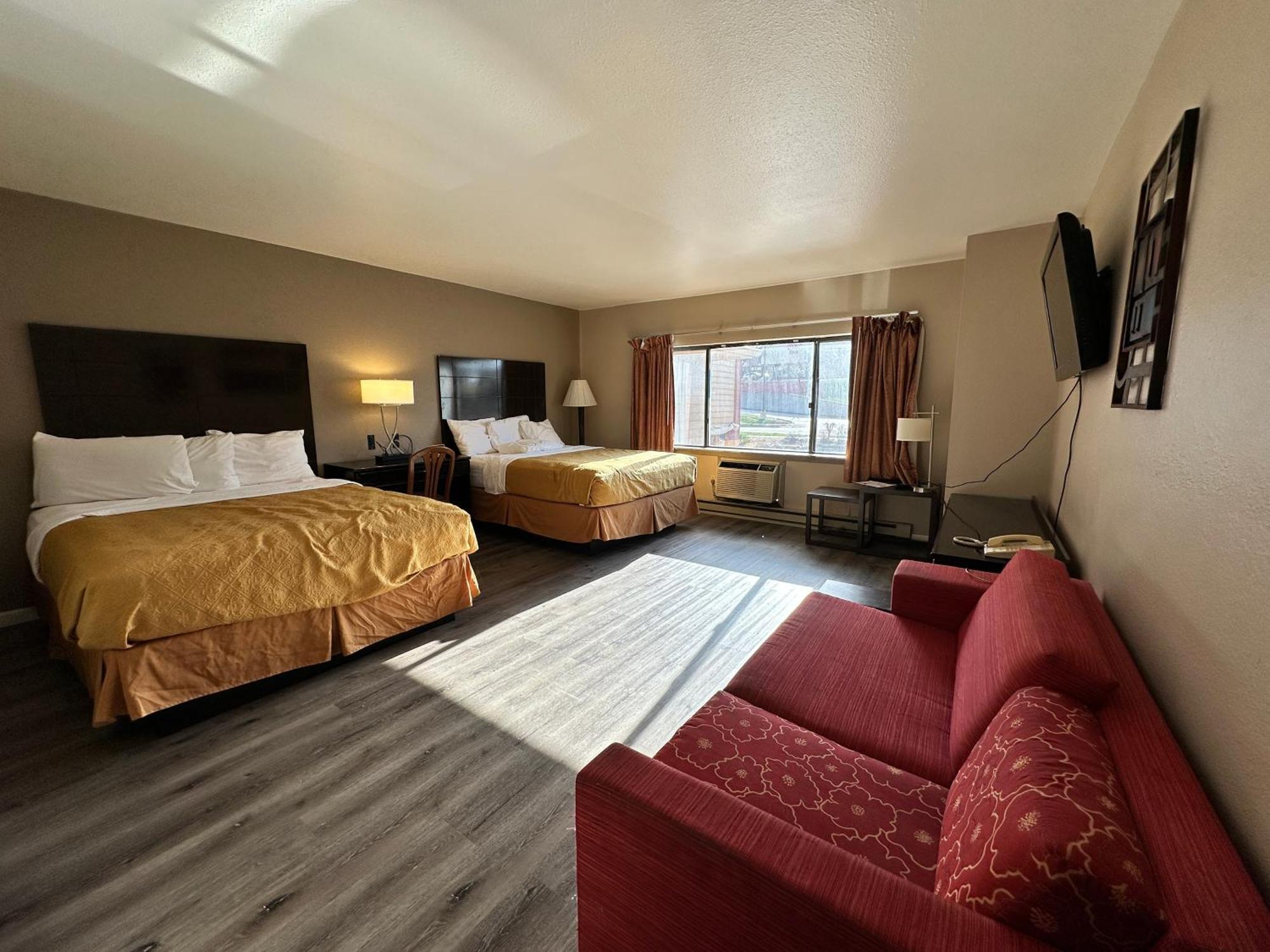 Rodeway Inn & Suites Madison East Екстериор снимка