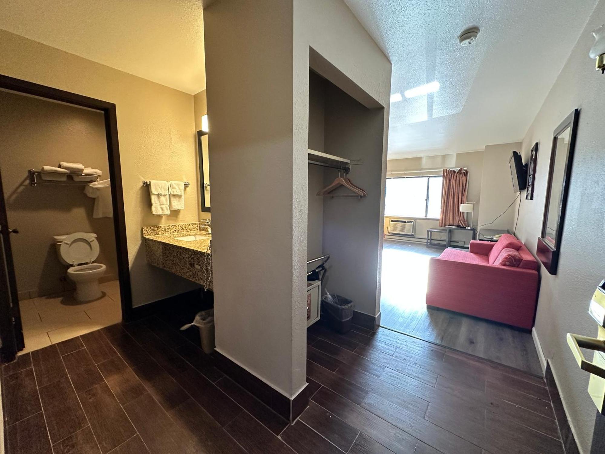 Rodeway Inn & Suites Madison East Екстериор снимка