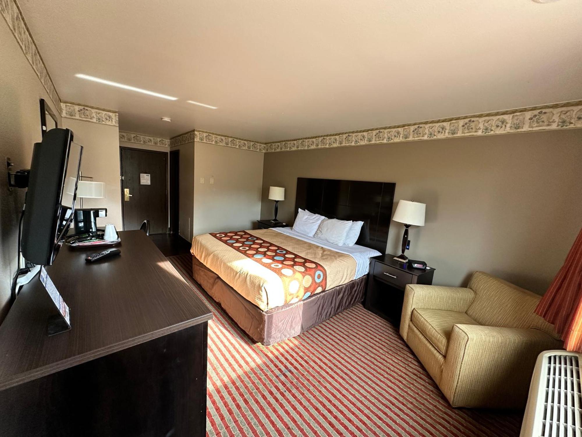 Rodeway Inn & Suites Madison East Екстериор снимка