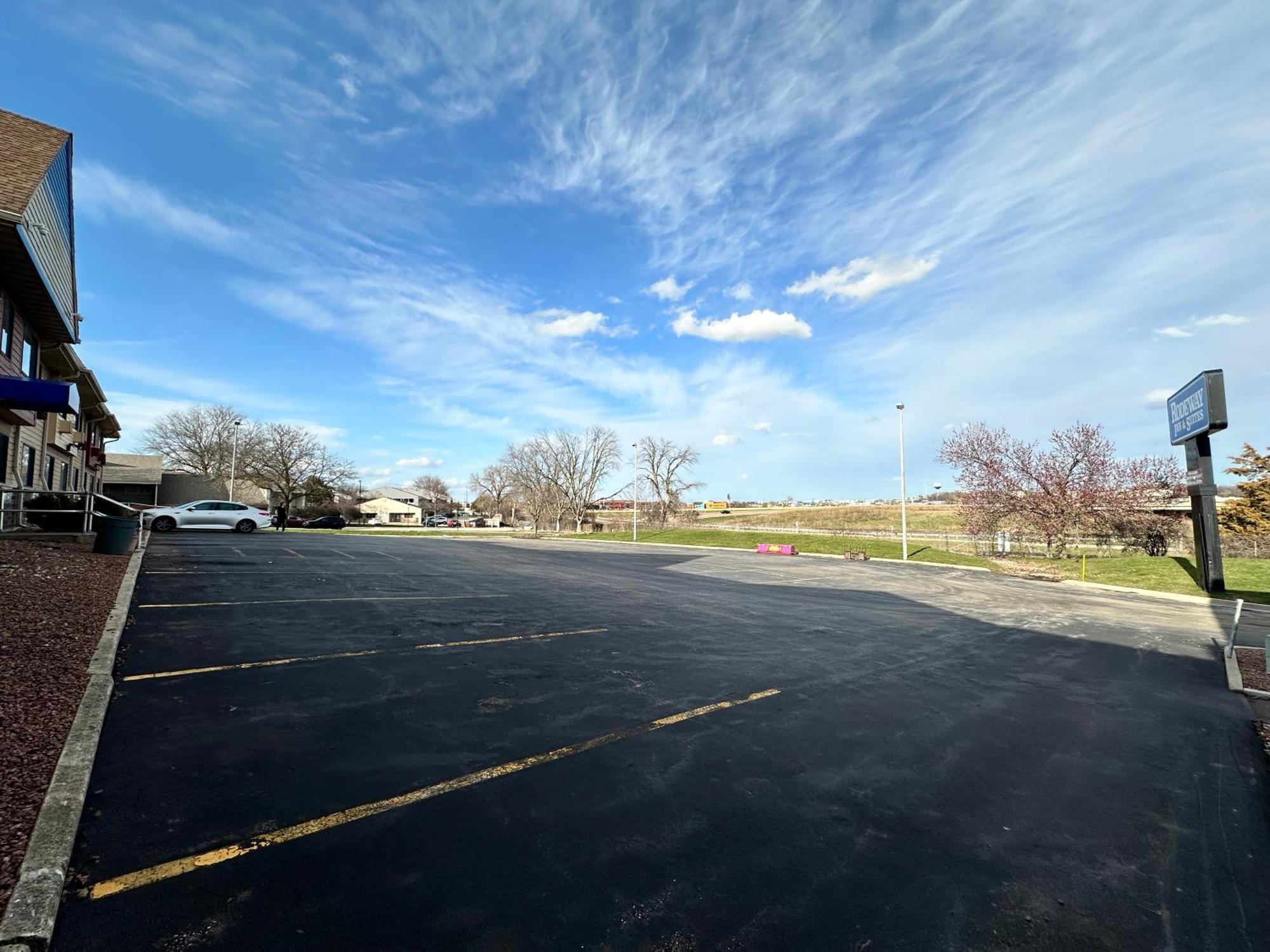 Rodeway Inn & Suites Madison East Екстериор снимка