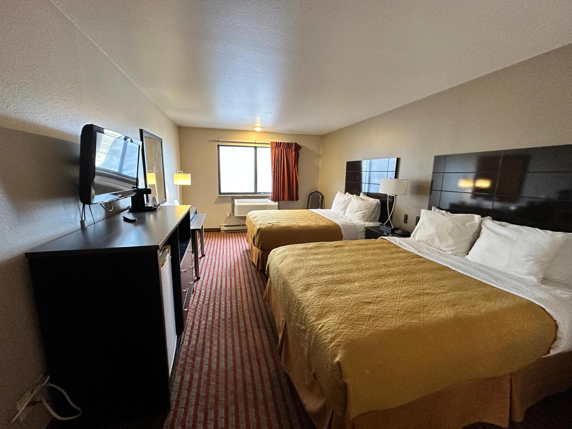 Rodeway Inn & Suites Madison East Екстериор снимка