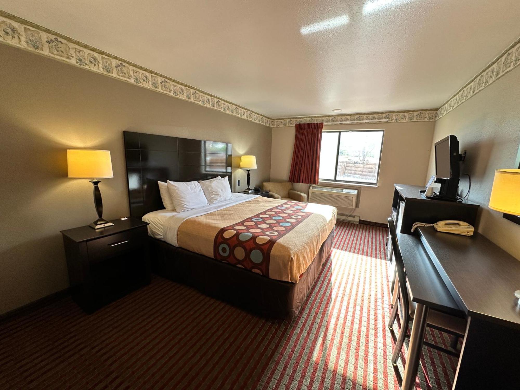 Rodeway Inn & Suites Madison East Екстериор снимка
