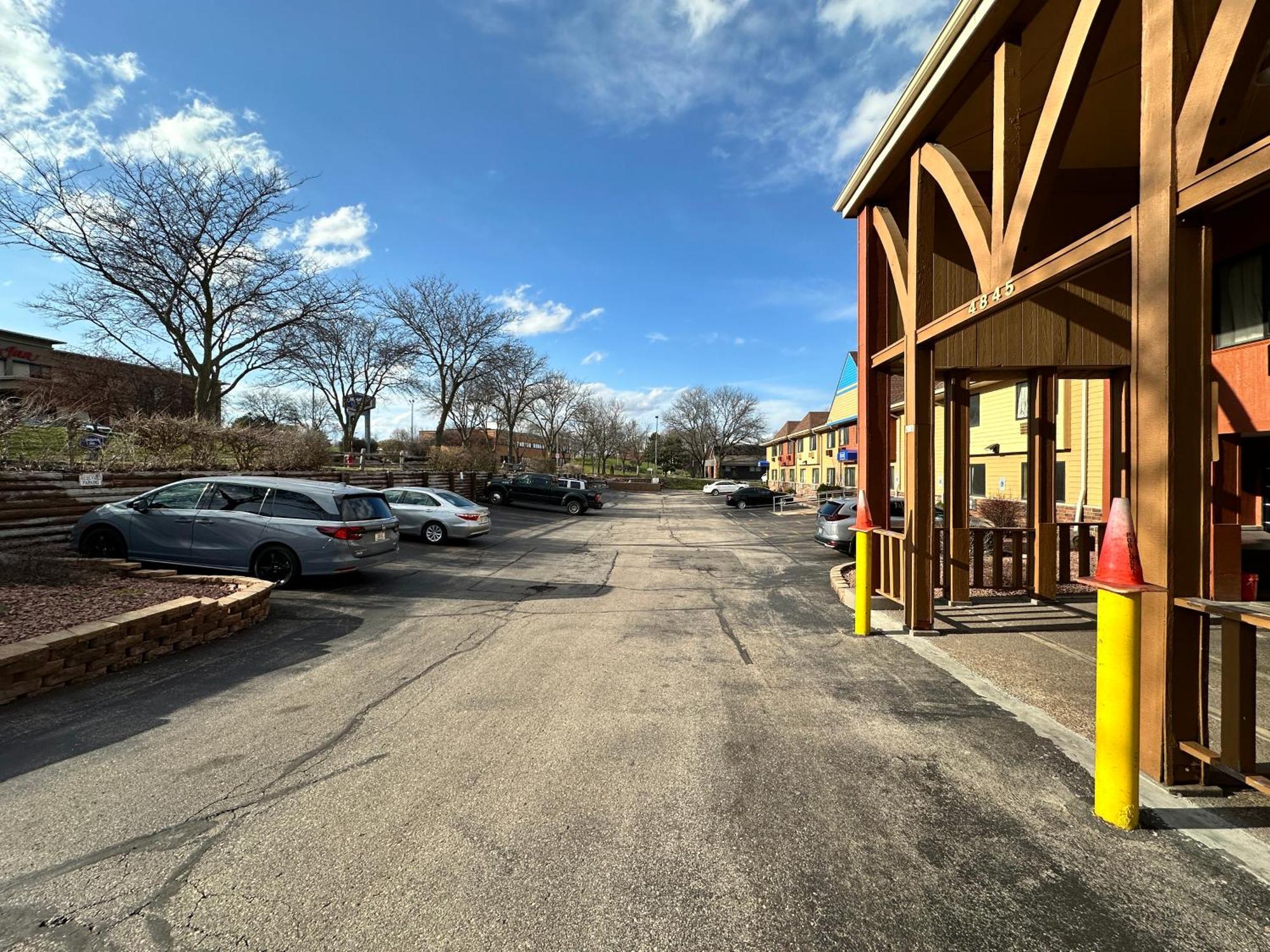 Rodeway Inn & Suites Madison East Екстериор снимка