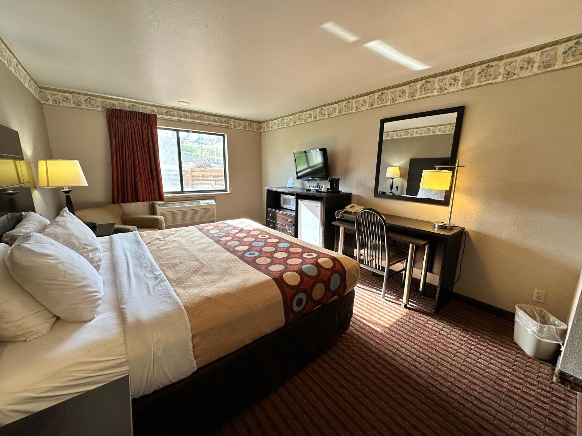 Rodeway Inn & Suites Madison East Екстериор снимка