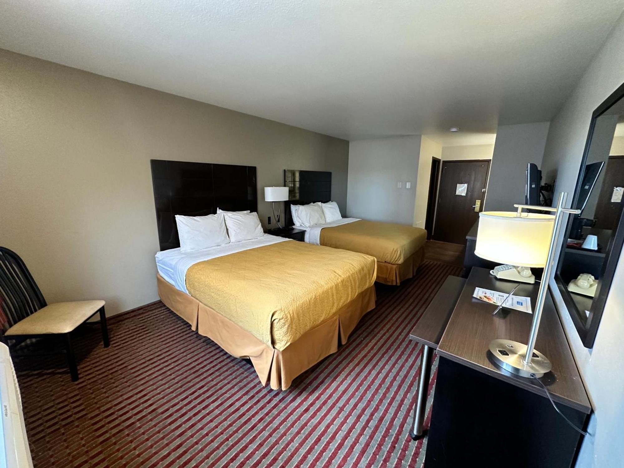 Rodeway Inn & Suites Madison East Екстериор снимка