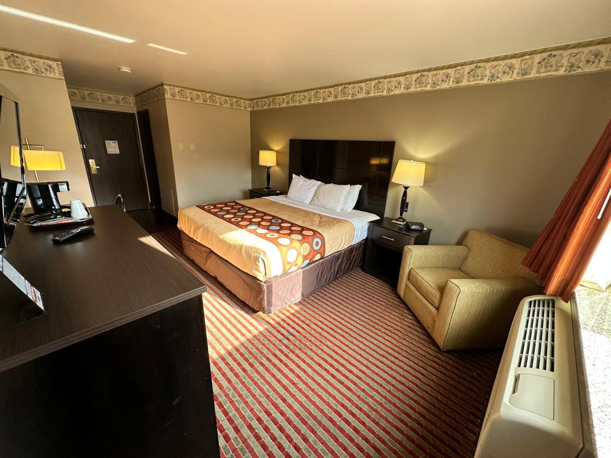 Rodeway Inn & Suites Madison East Екстериор снимка