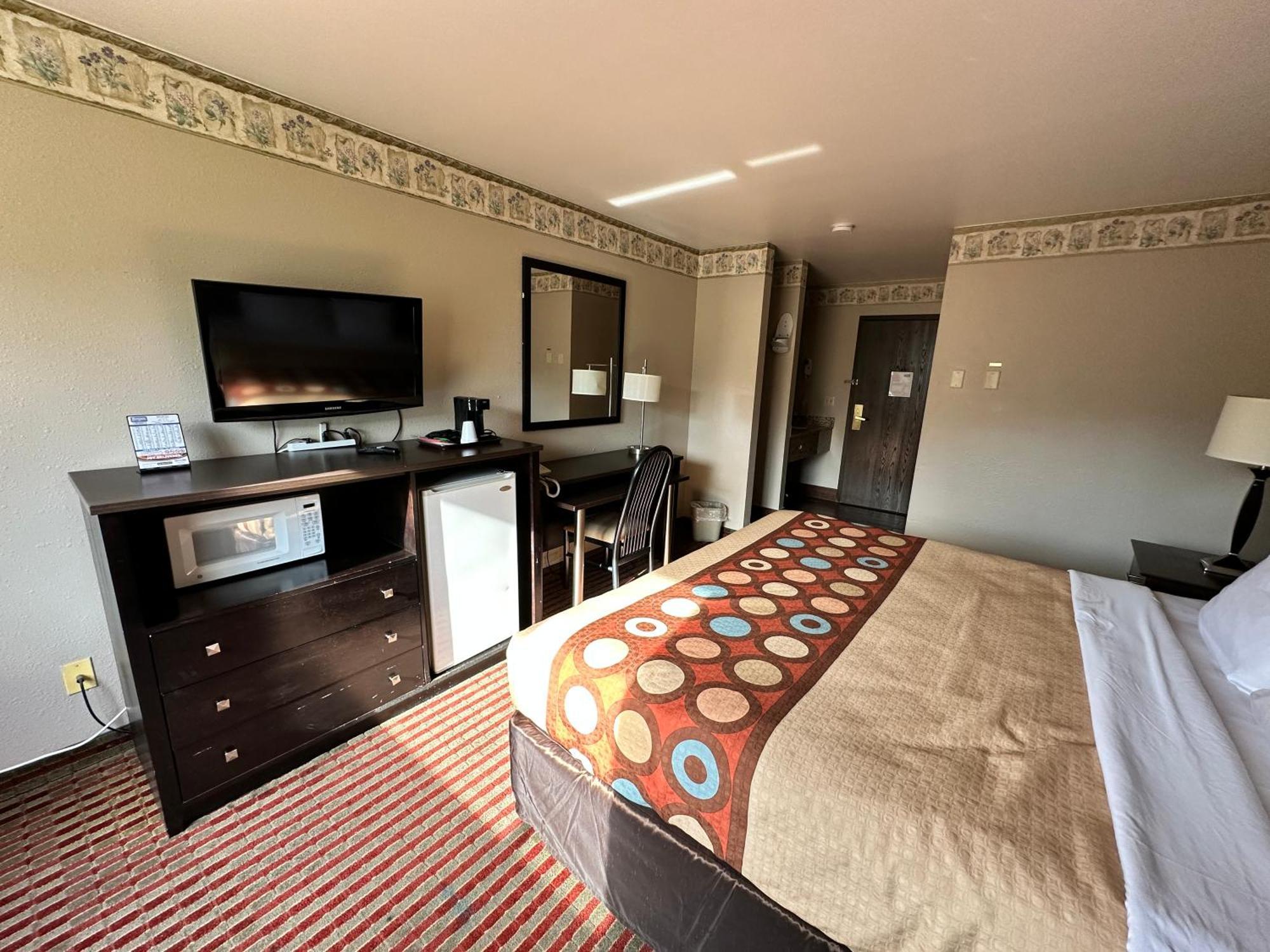 Rodeway Inn & Suites Madison East Екстериор снимка