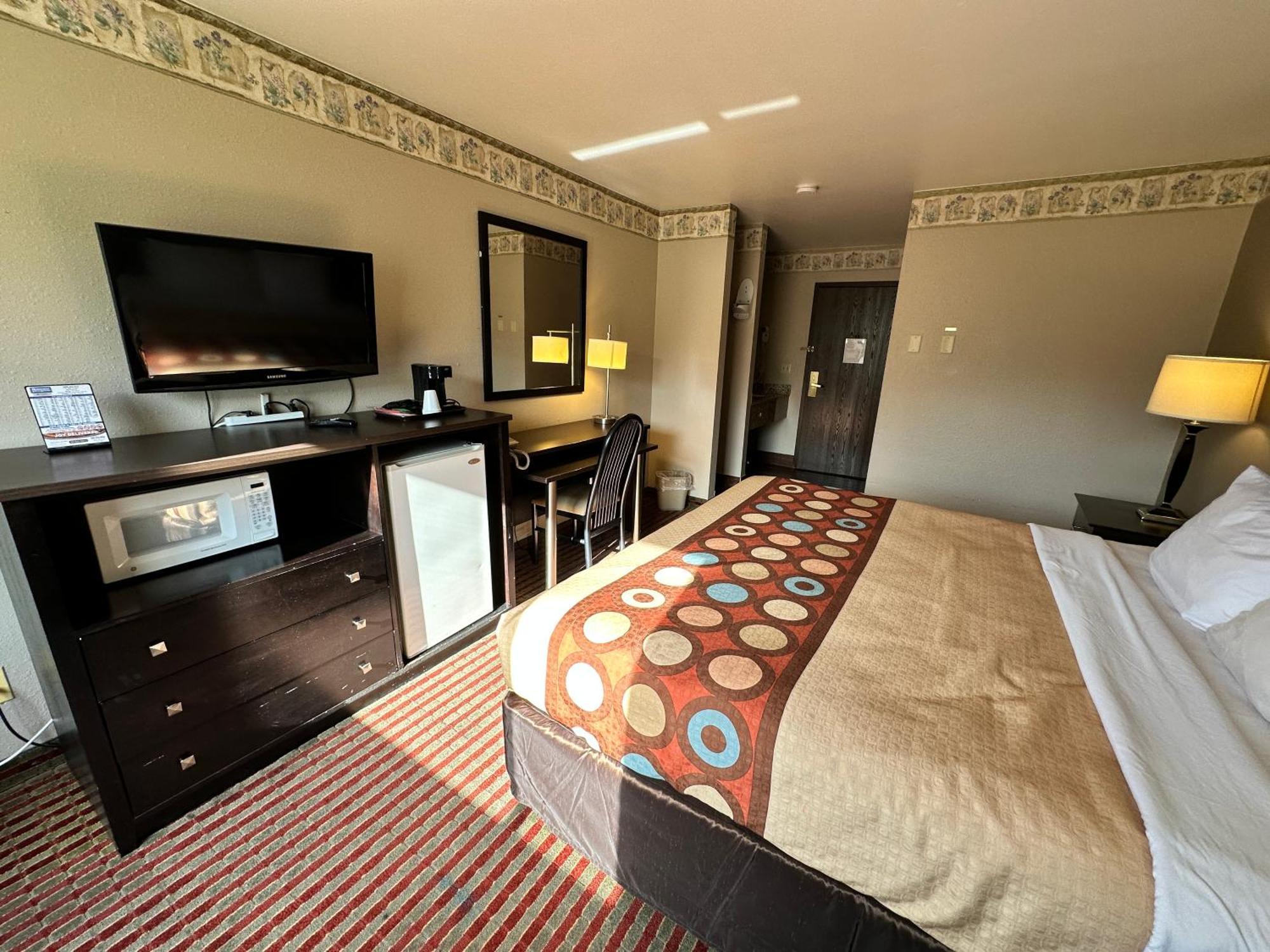 Rodeway Inn & Suites Madison East Екстериор снимка