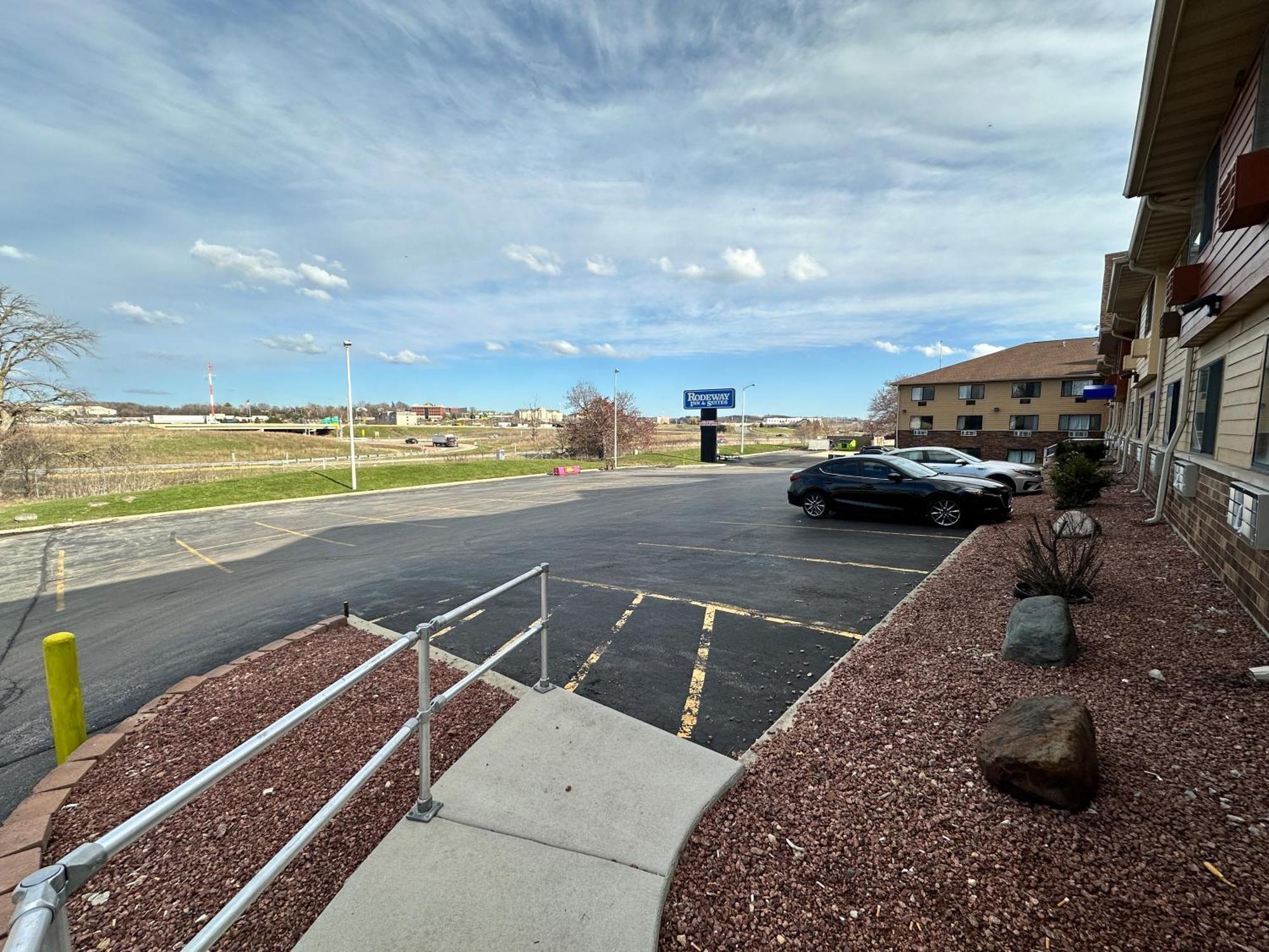 Rodeway Inn & Suites Madison East Екстериор снимка