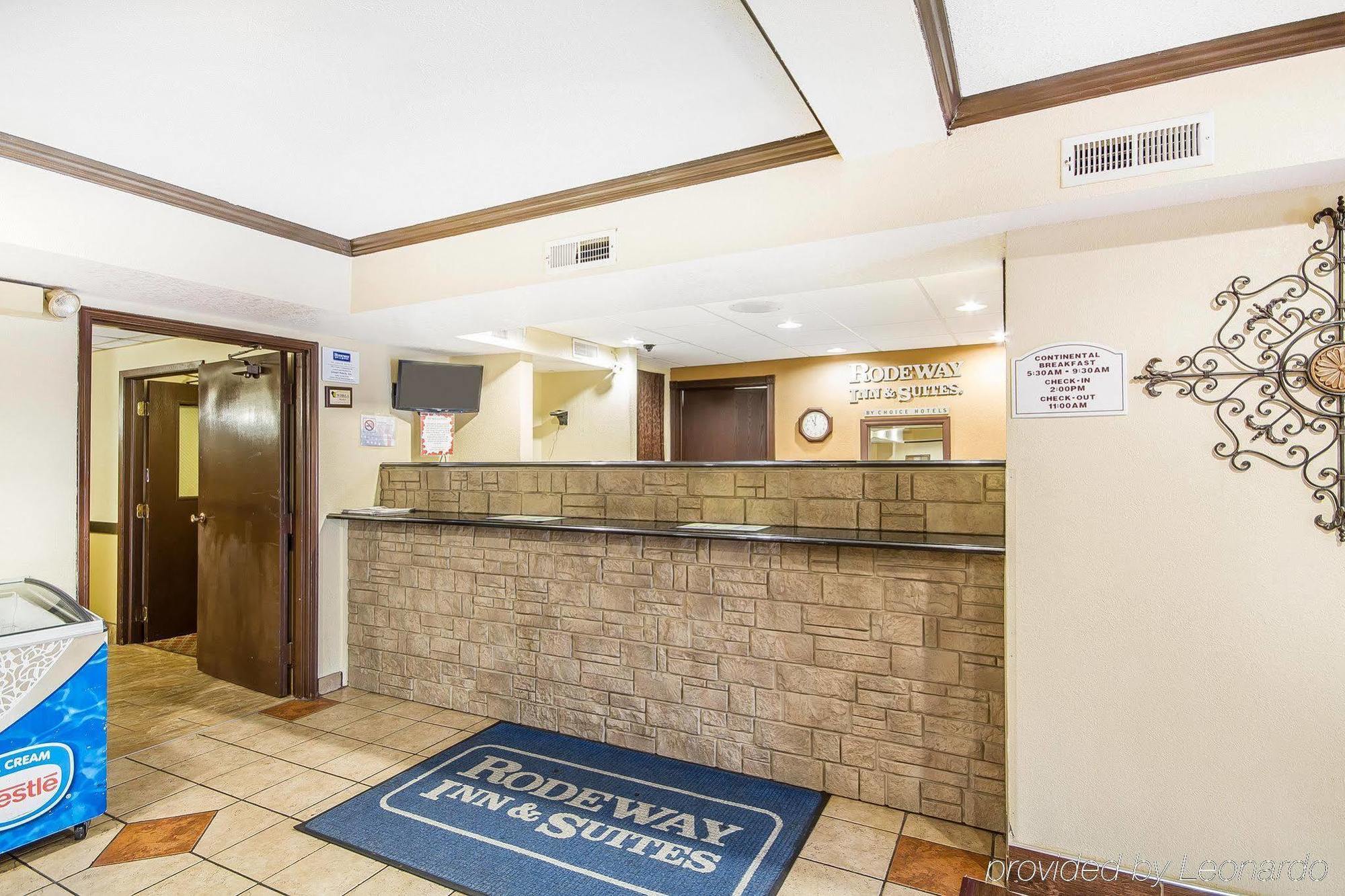 Rodeway Inn & Suites Madison East Екстериор снимка