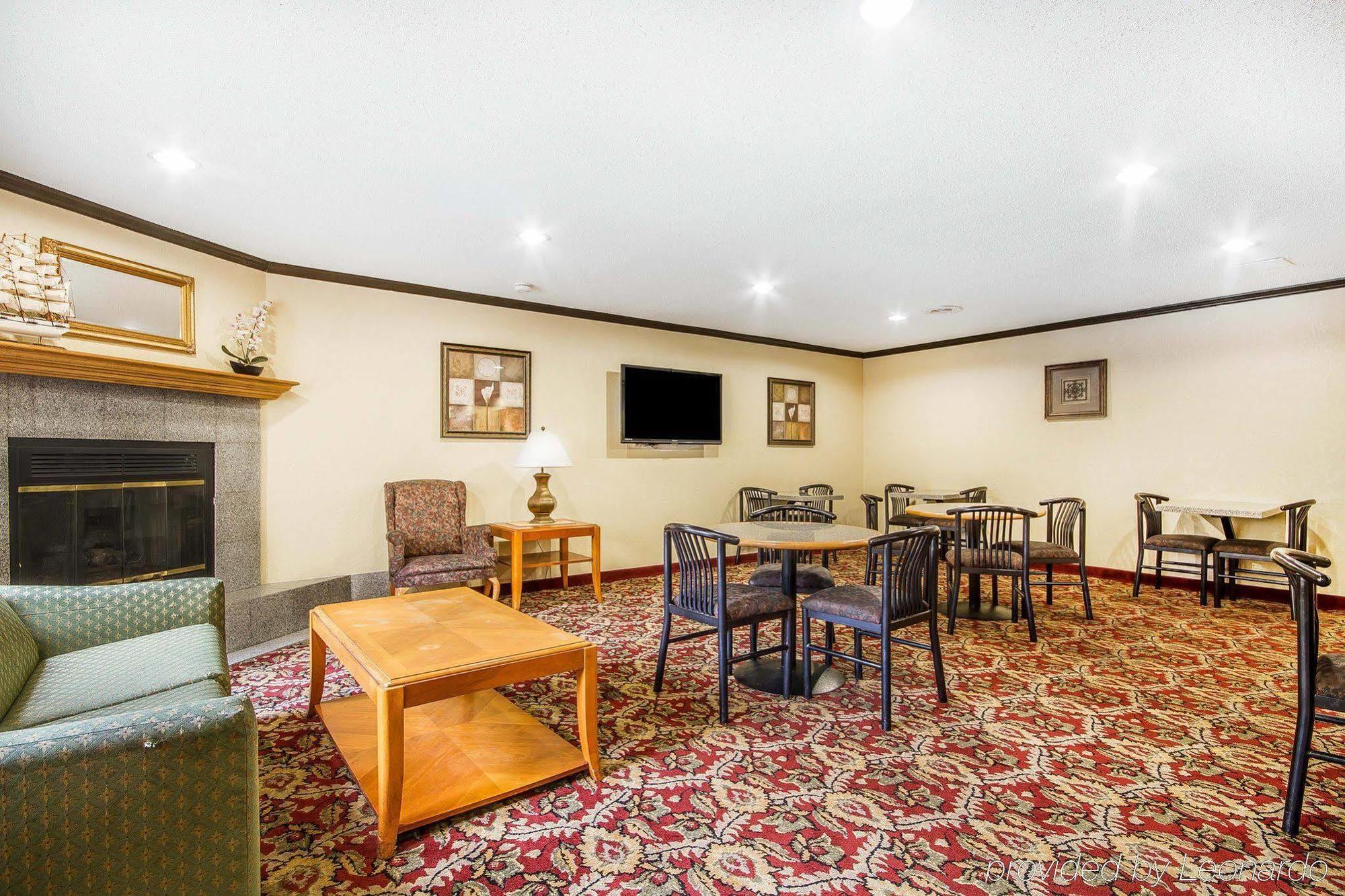 Rodeway Inn & Suites Madison East Екстериор снимка