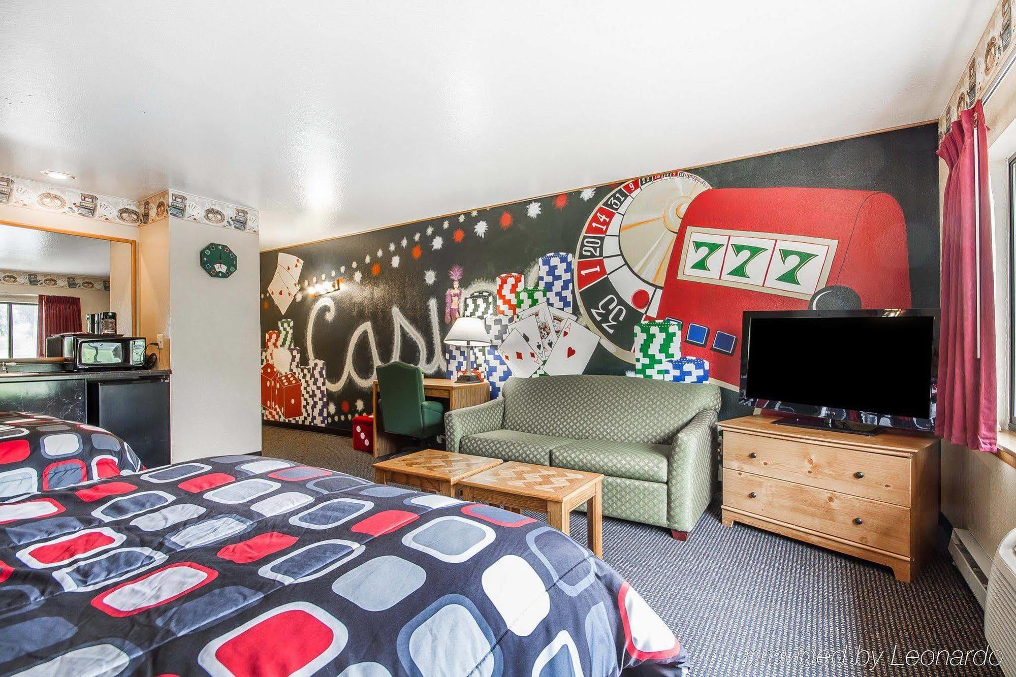 Rodeway Inn & Suites Madison East Екстериор снимка