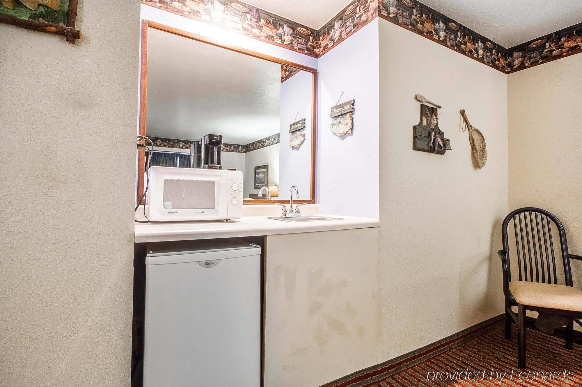 Rodeway Inn & Suites Madison East Екстериор снимка
