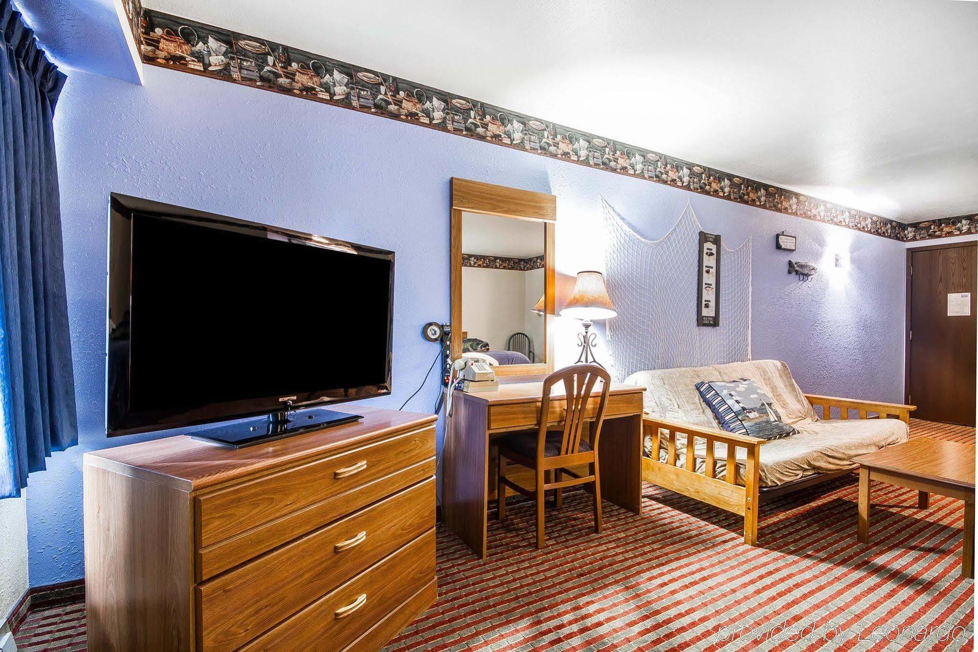 Rodeway Inn & Suites Madison East Екстериор снимка