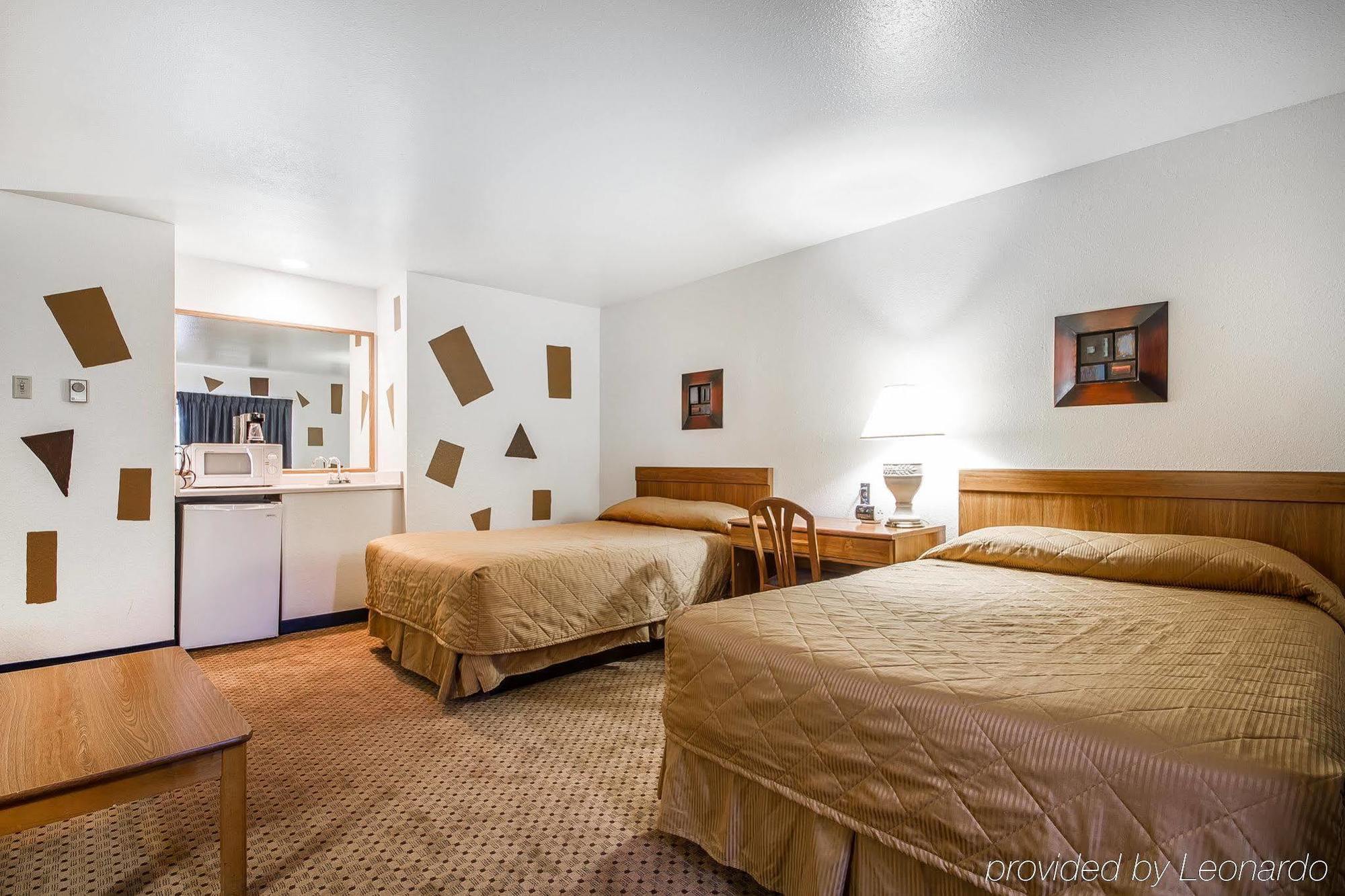Rodeway Inn & Suites Madison East Екстериор снимка