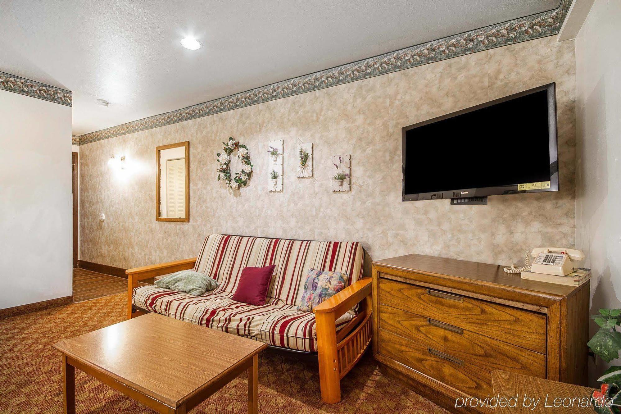 Rodeway Inn & Suites Madison East Екстериор снимка