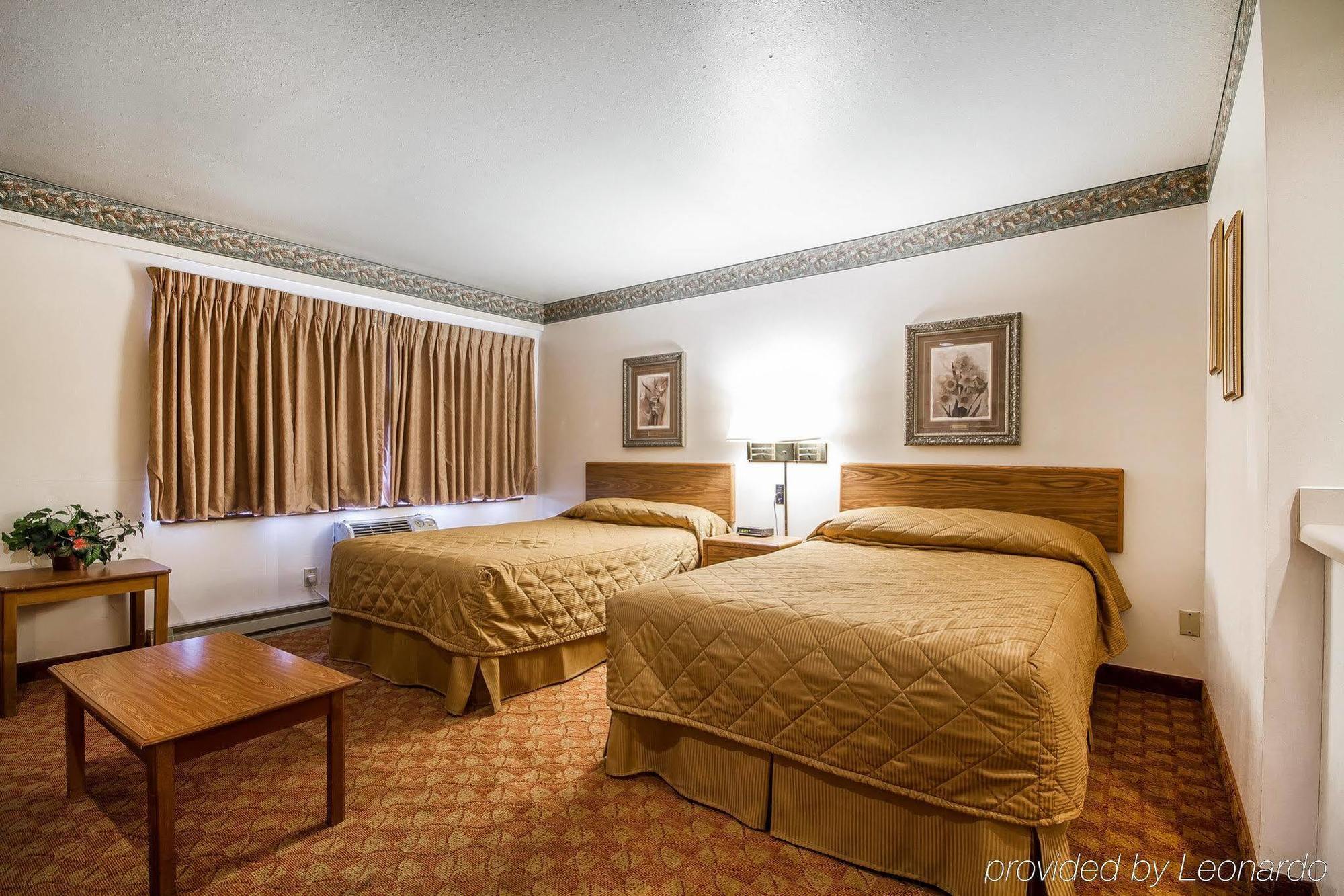Rodeway Inn & Suites Madison East Екстериор снимка