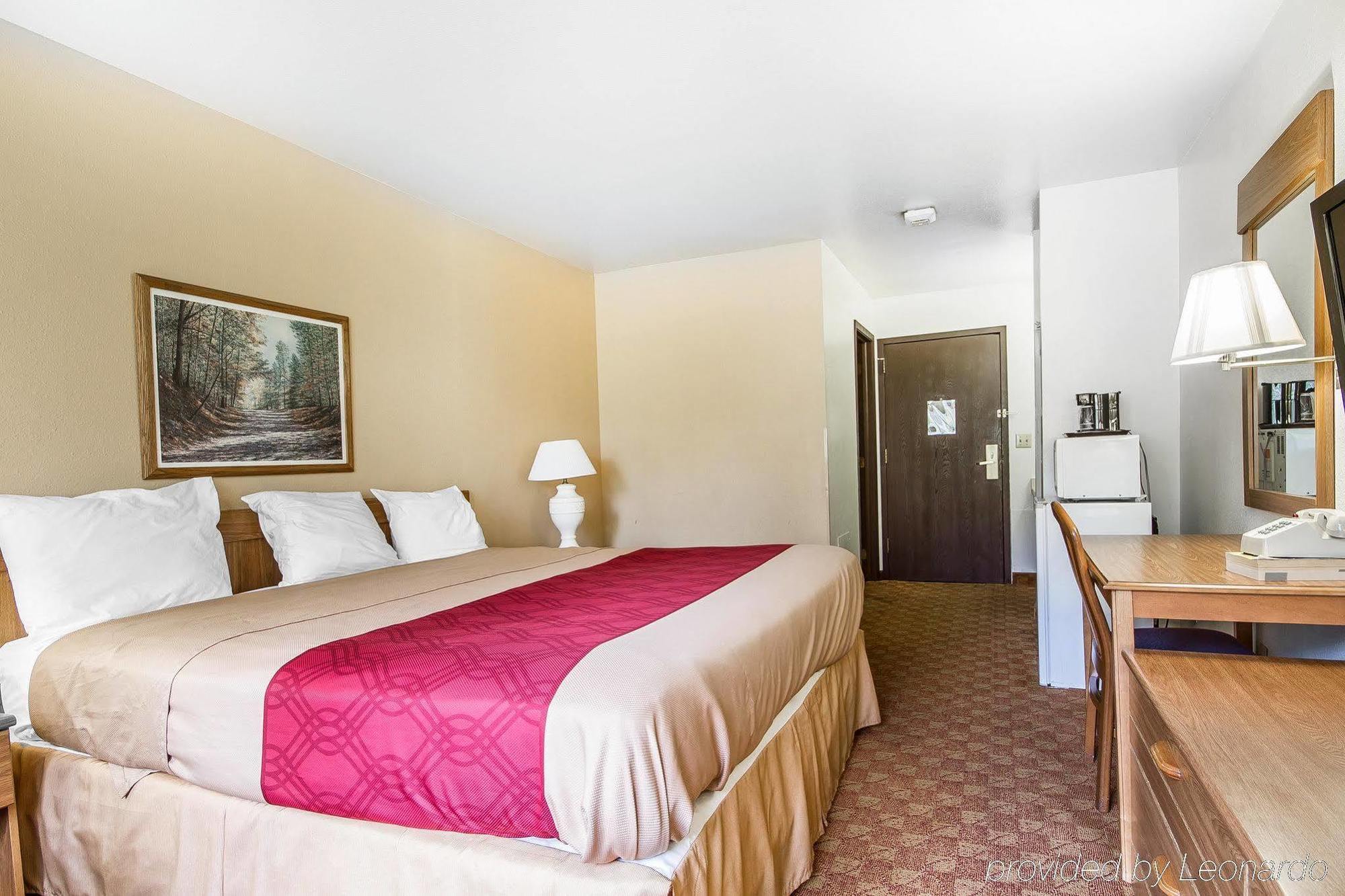 Rodeway Inn & Suites Madison East Екстериор снимка
