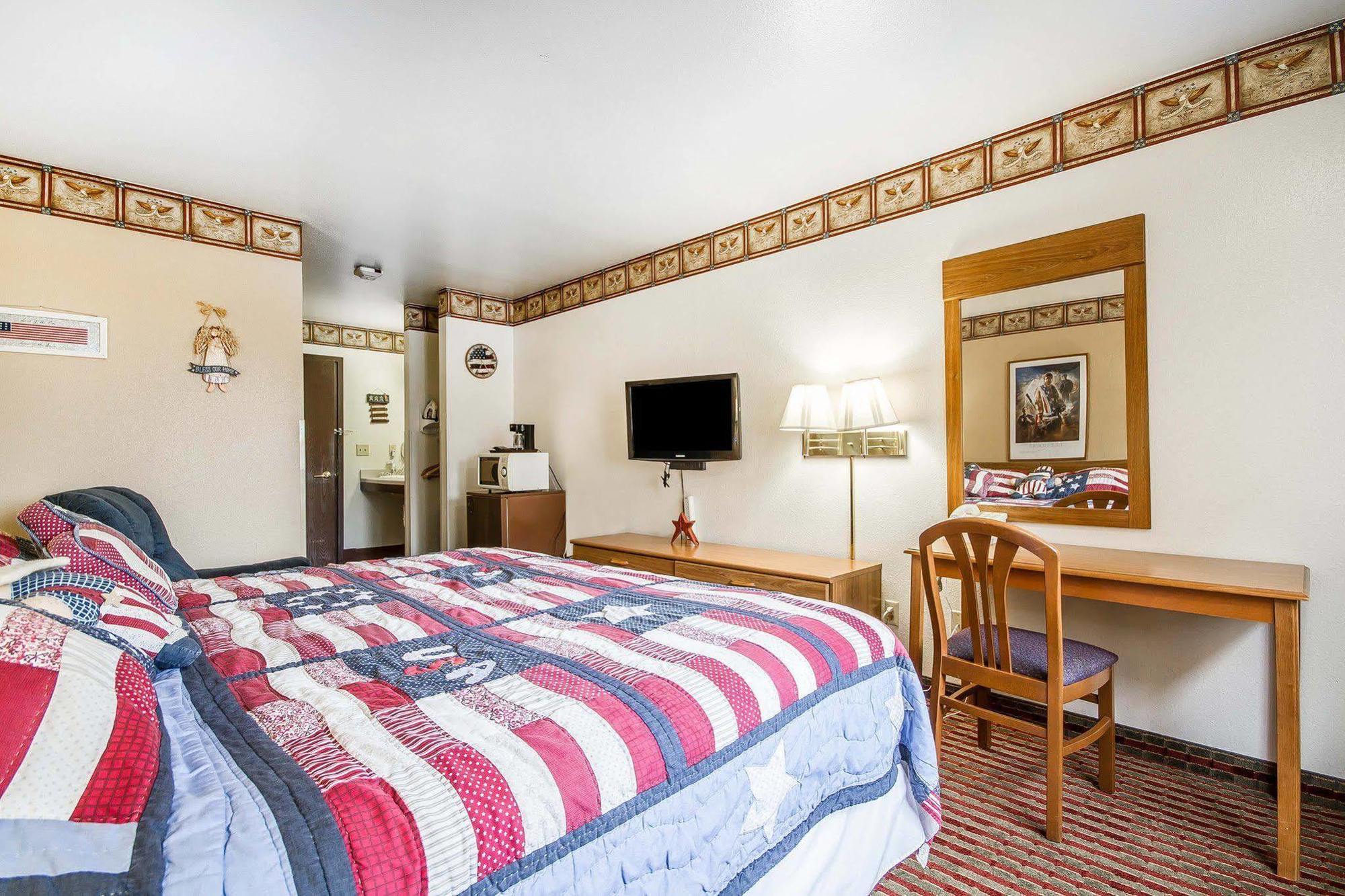 Rodeway Inn & Suites Madison East Екстериор снимка