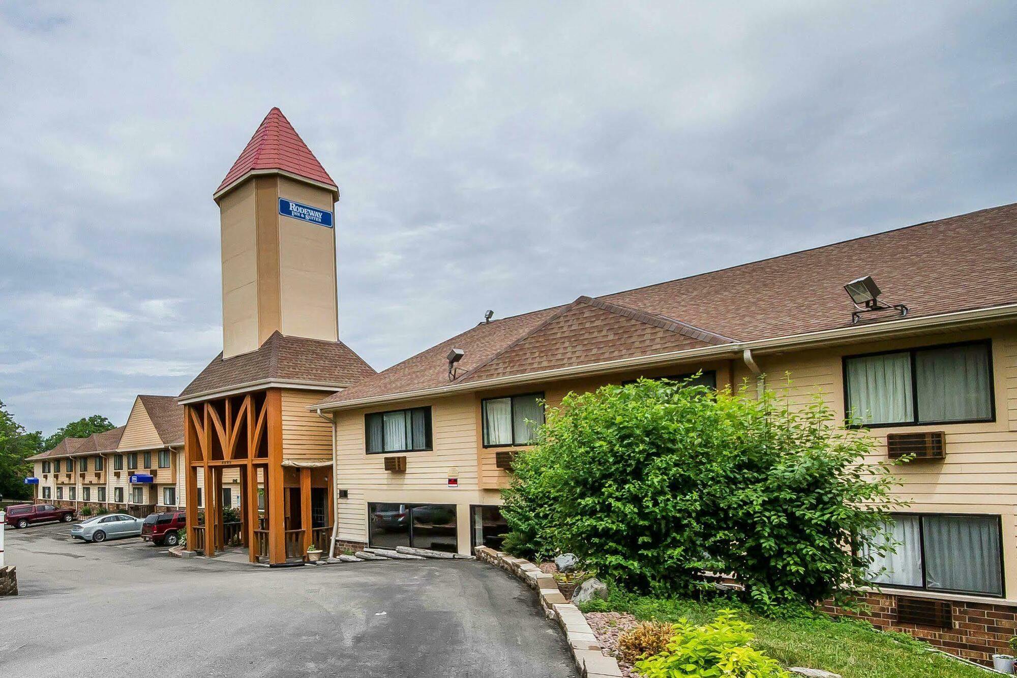 Rodeway Inn & Suites Madison East Екстериор снимка