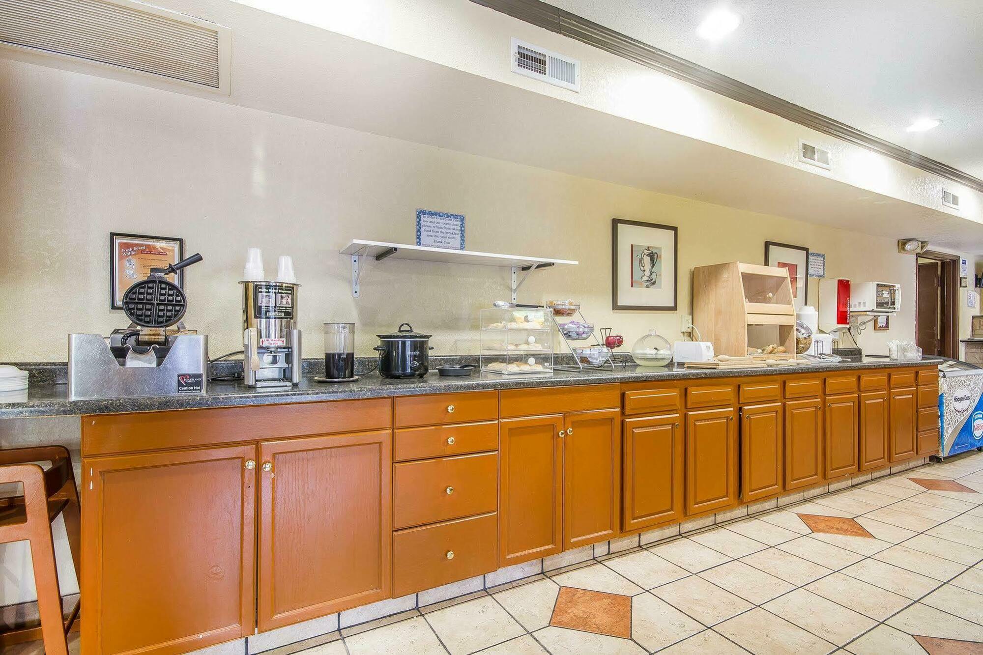 Rodeway Inn & Suites Madison East Екстериор снимка
